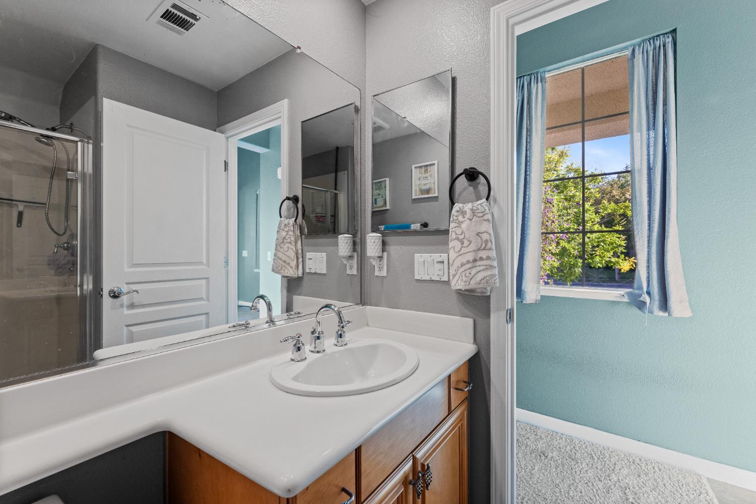 Detail Gallery Image 9 of 39 For 5953 Pebblestone Way, Stockton,  CA 95219 - 4 Beds | 3 Baths