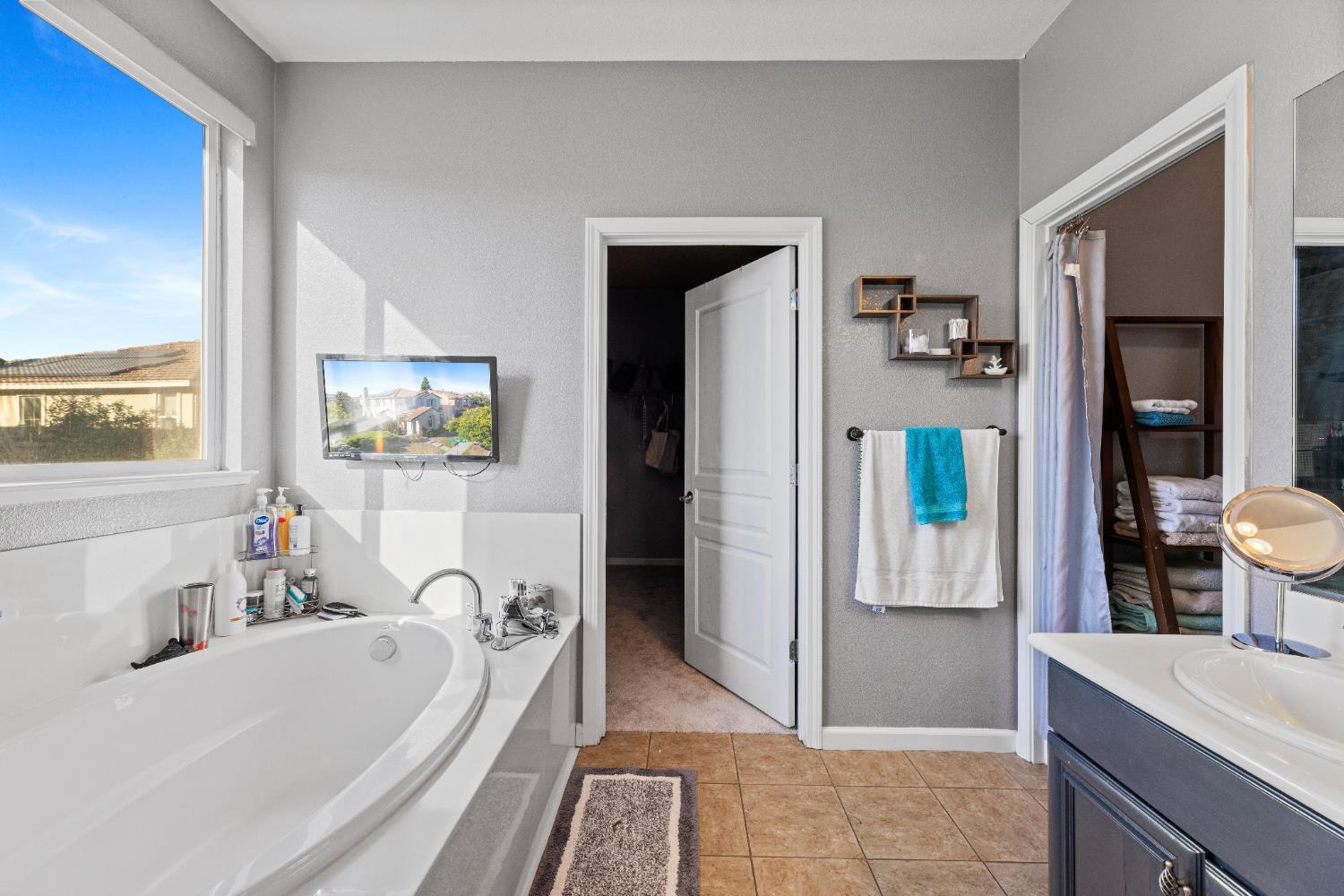 Detail Gallery Image 29 of 39 For 5953 Pebblestone Way, Stockton,  CA 95219 - 4 Beds | 3 Baths