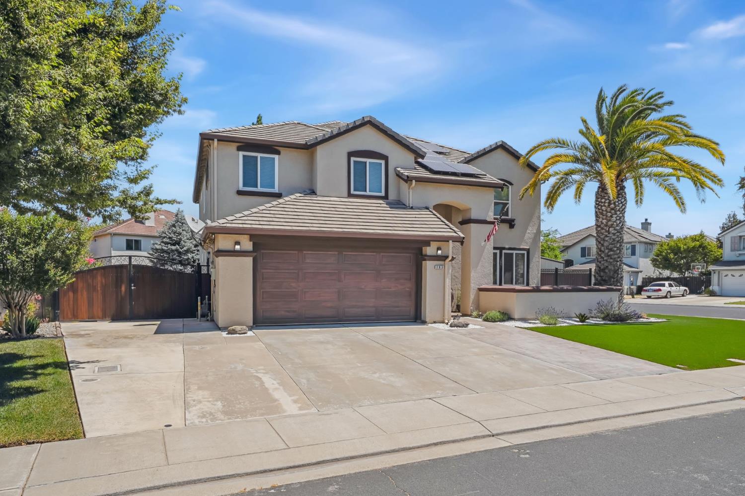 Detail Gallery Image 3 of 52 For 793 Amy Way, Manteca,  CA 95337 - 5 Beds | 3 Baths