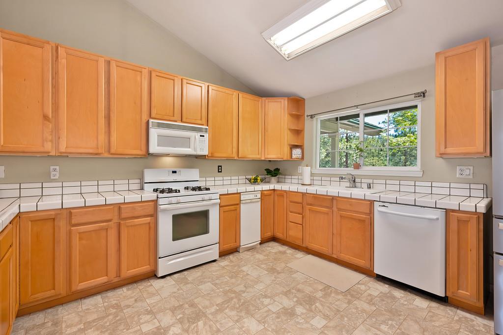 Detail Gallery Image 8 of 60 For 26375 Barb Wire Ln, Colfax,  CA 95713 - 3 Beds | 3 Baths