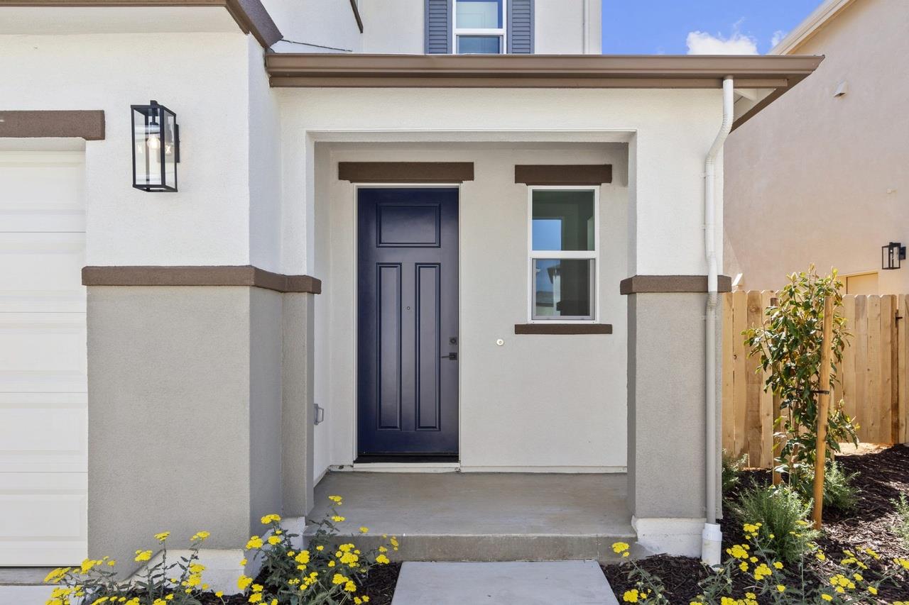 Detail Gallery Image 3 of 19 For 872 E Pecan Tree Ln #1,  Galt,  CA 95632 - 3 Beds | 2/1 Baths