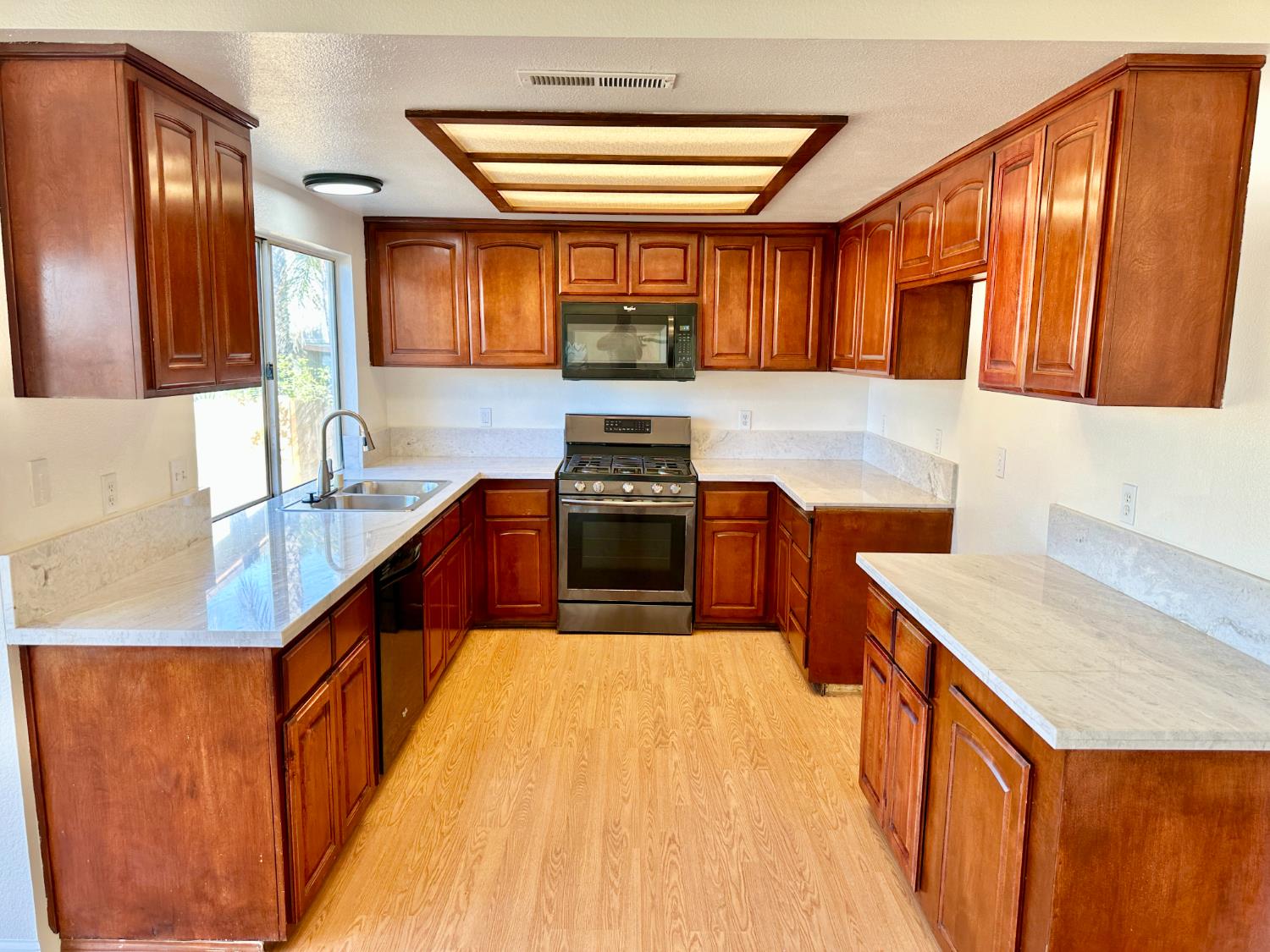 Detail Gallery Image 5 of 32 For 3017 Ambleside Way, Ceres,  CA 95307 - 4 Beds | 3 Baths