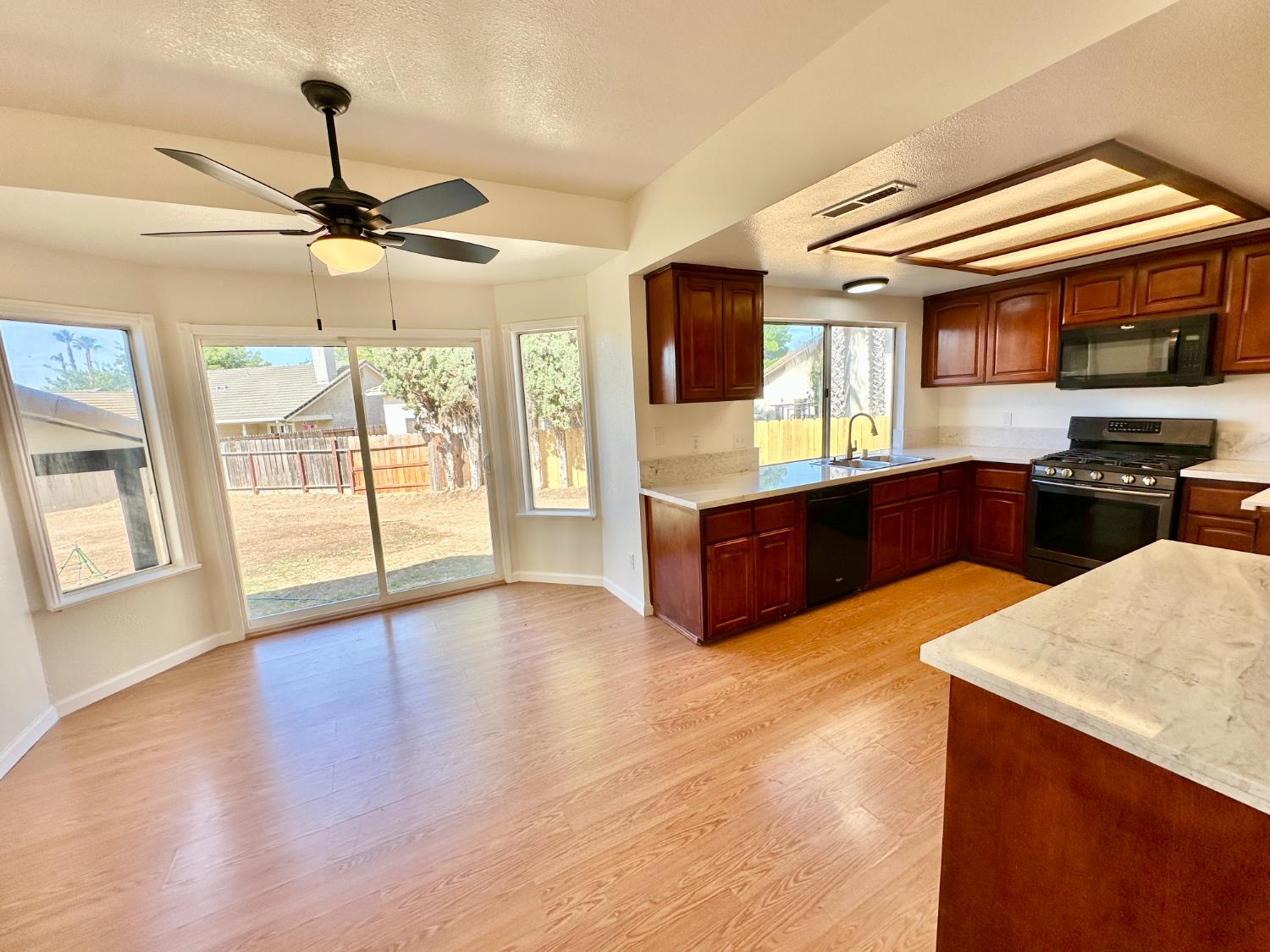 Detail Gallery Image 6 of 32 For 3017 Ambleside Way, Ceres,  CA 95307 - 4 Beds | 3 Baths