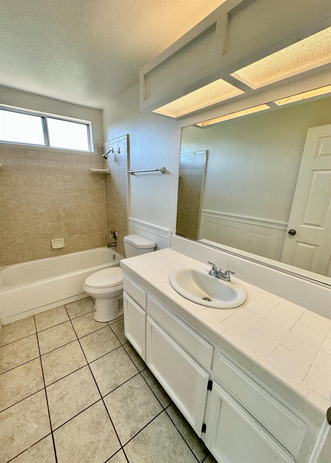 Detail Gallery Image 16 of 32 For 3017 Ambleside Way, Ceres,  CA 95307 - 4 Beds | 3 Baths