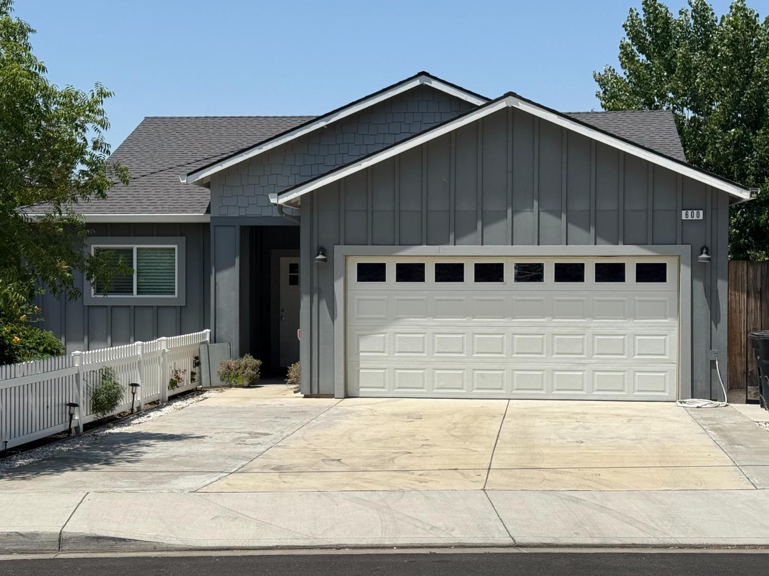 Detail Gallery Image 1 of 15 For 600 Valley View Dr, Oakdale,  CA 95361 - 3 Beds | 2 Baths