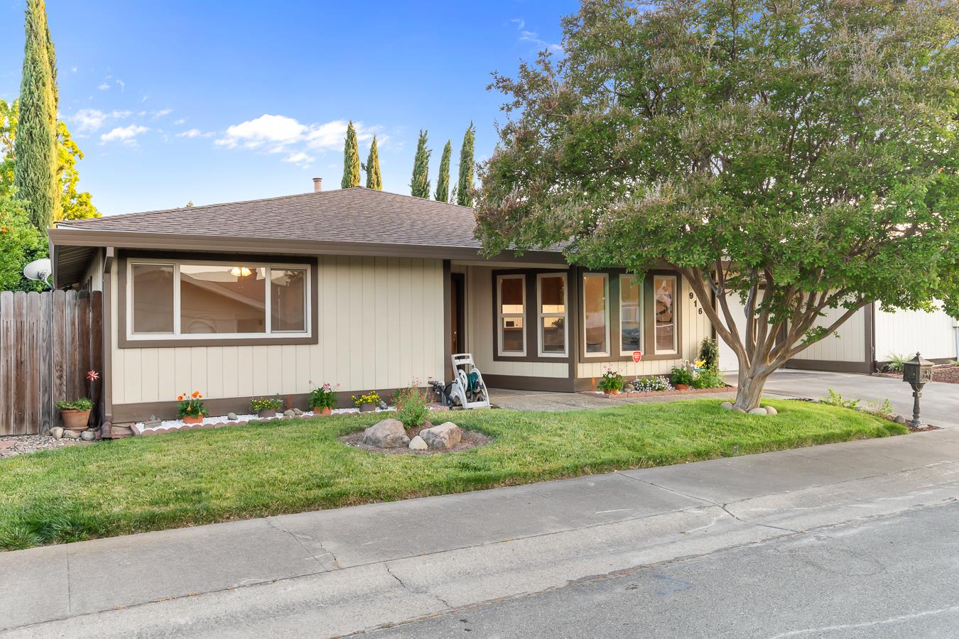 Detail Gallery Image 1 of 1 For 916 Park Ranch Way, Sacramento,  CA 95831 - 2 Beds | 2 Baths