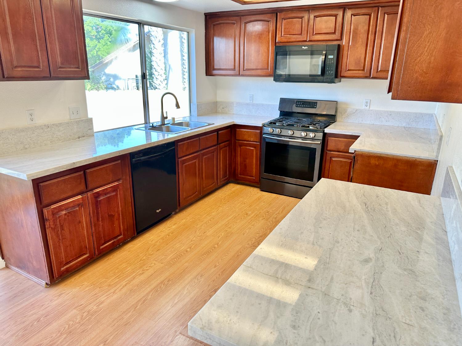 Detail Gallery Image 4 of 32 For 3017 Ambleside Way, Ceres,  CA 95307 - 4 Beds | 3 Baths