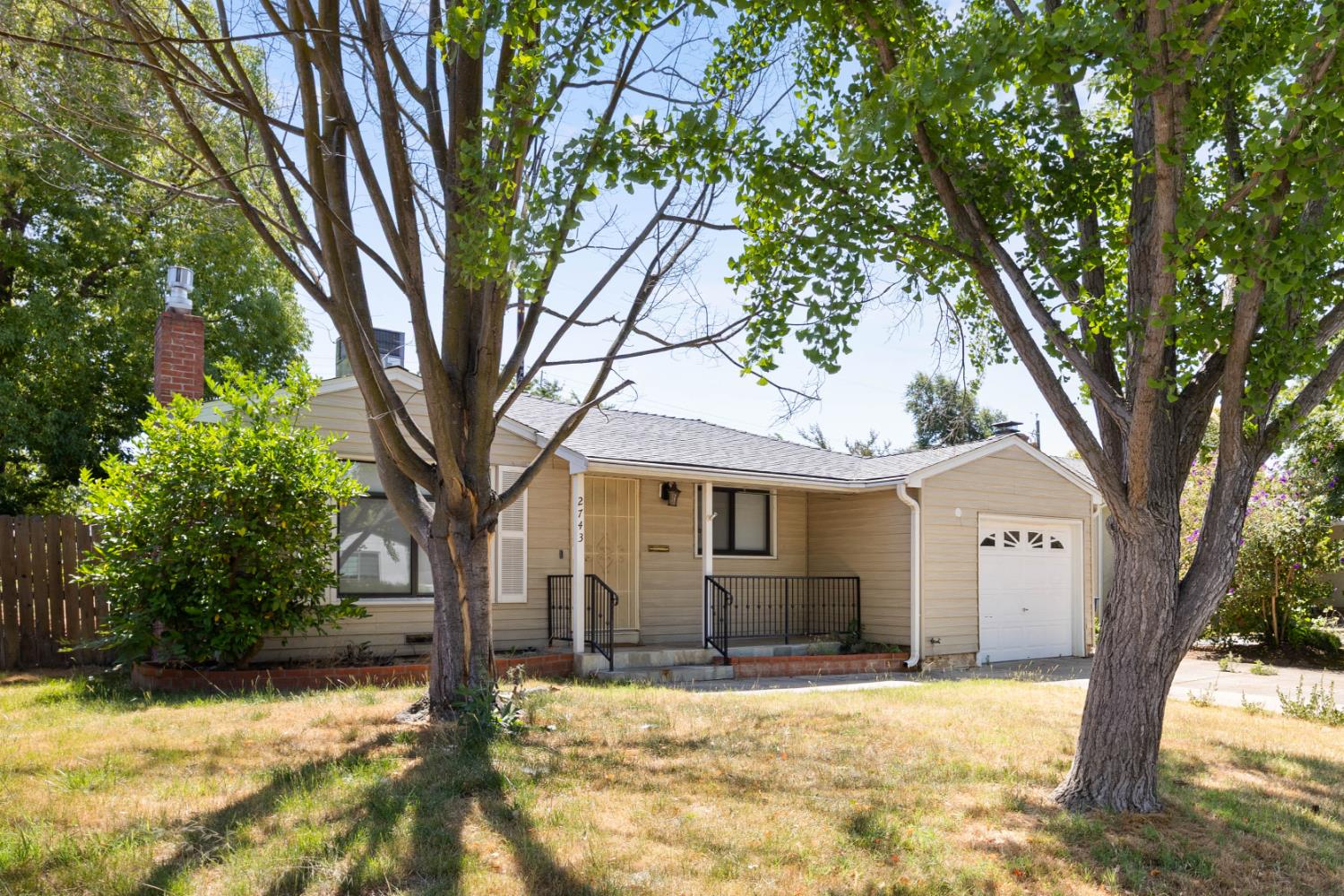 Detail Gallery Image 3 of 31 For 2743 Kroy Way, Sacramento,  CA 95817 - 3 Beds | 1 Baths