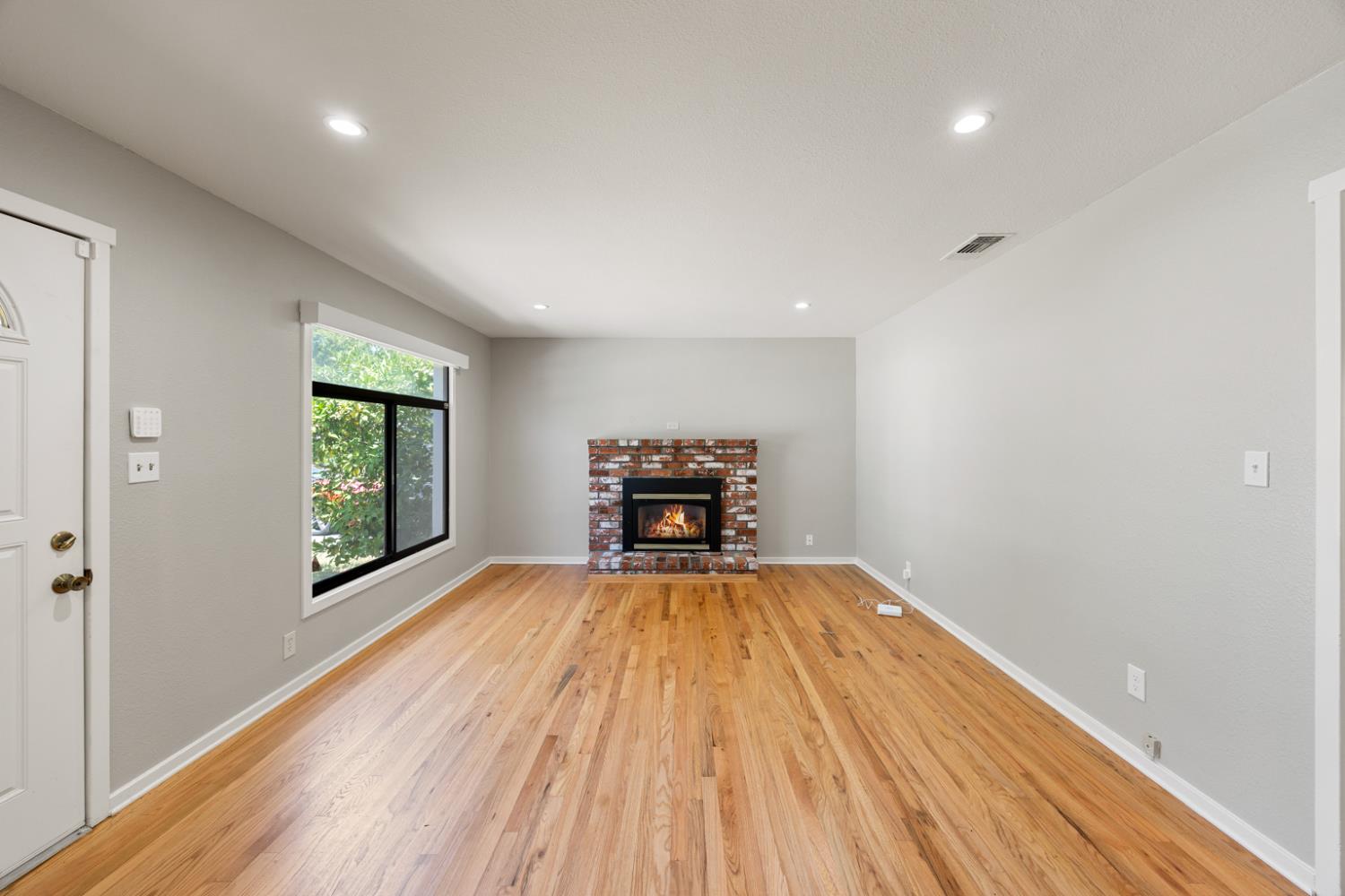 Detail Gallery Image 4 of 31 For 2743 Kroy Way, Sacramento,  CA 95817 - 3 Beds | 1 Baths