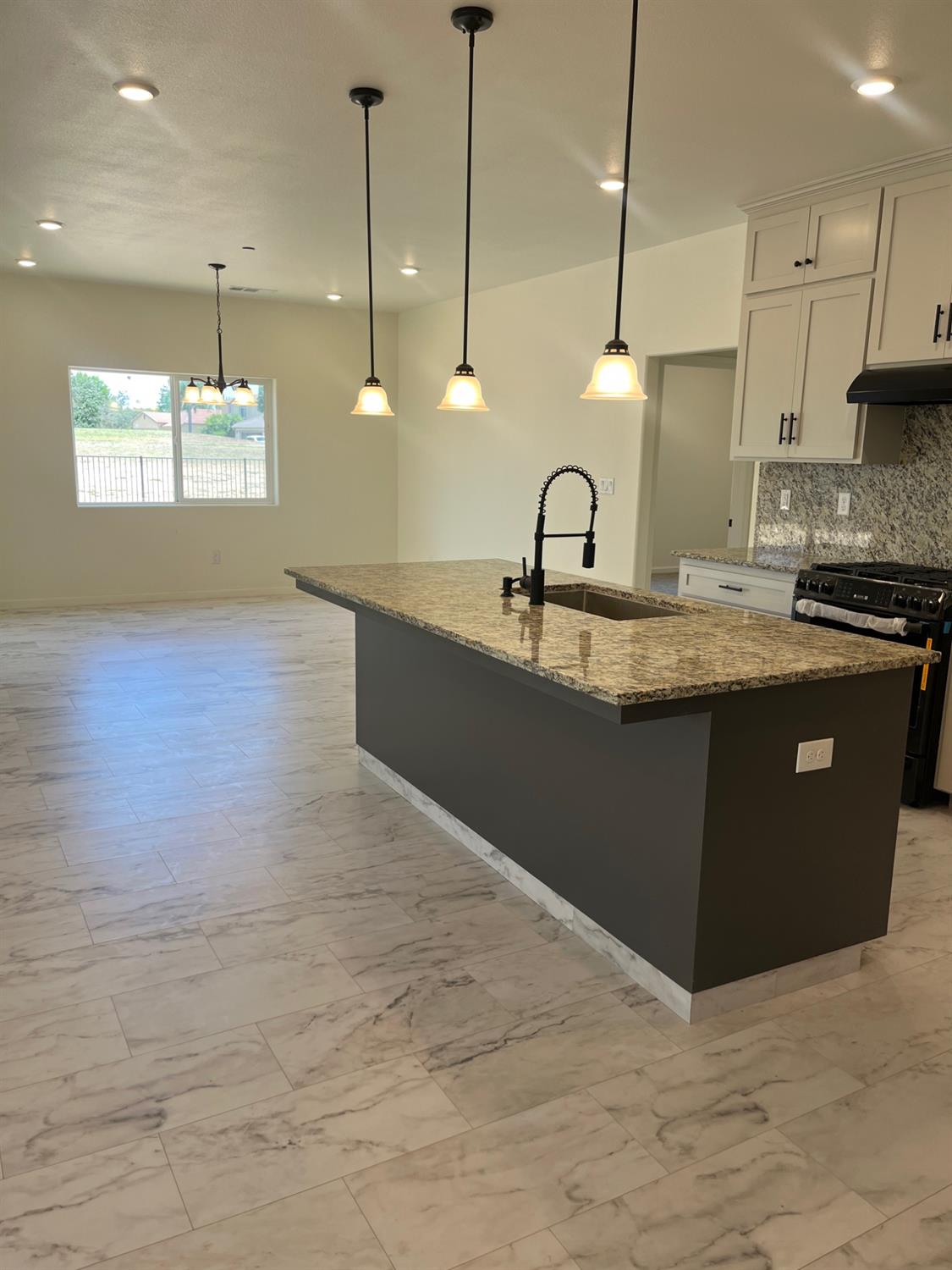 Detail Gallery Image 4 of 23 For 8520 Lake Shore Dr, Chowchilla,  CA 93610 - 3 Beds | 3 Baths