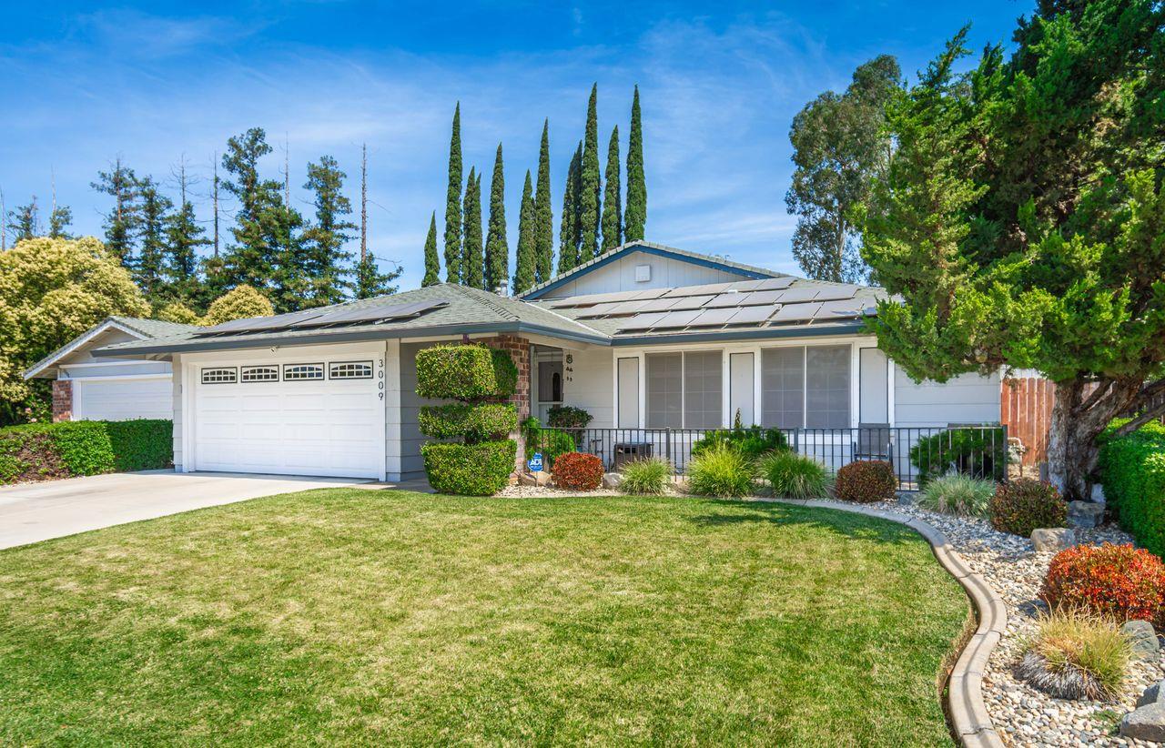 Detail Gallery Image 1 of 43 For 3009 Heirloom Way, Sacramento,  CA 95826 - 4 Beds | 2 Baths
