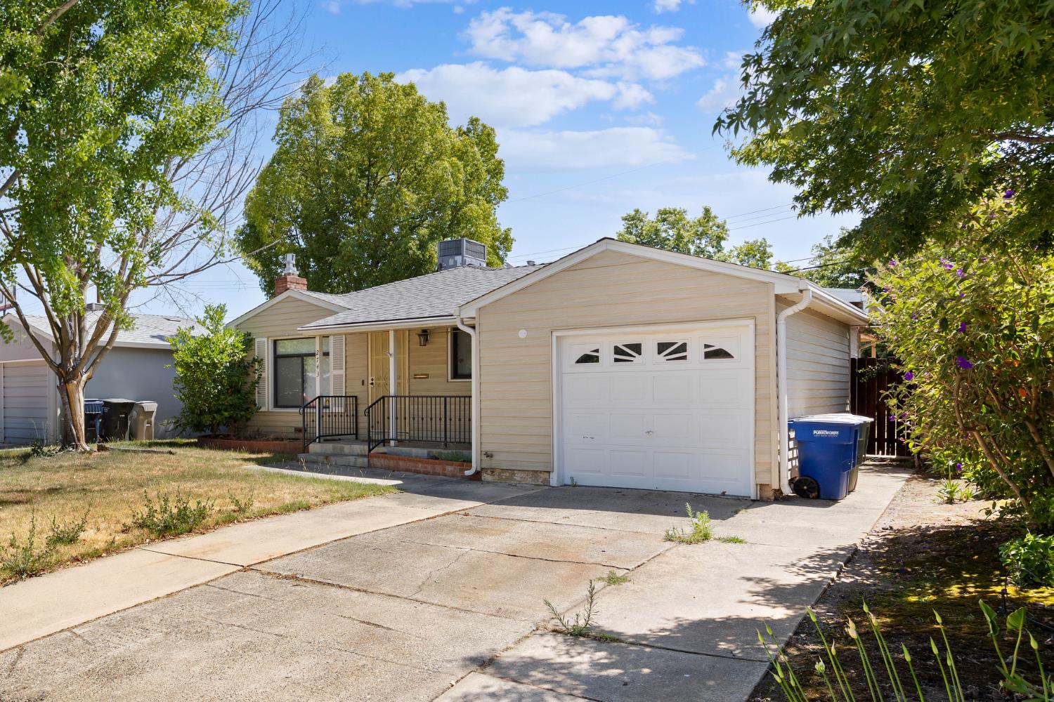 Detail Gallery Image 1 of 31 For 2743 Kroy Way, Sacramento,  CA 95817 - 3 Beds | 1 Baths