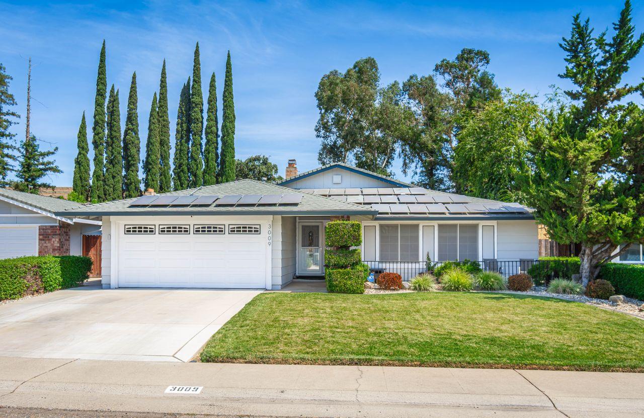 Detail Gallery Image 2 of 43 For 3009 Heirloom Way, Sacramento,  CA 95826 - 4 Beds | 2 Baths
