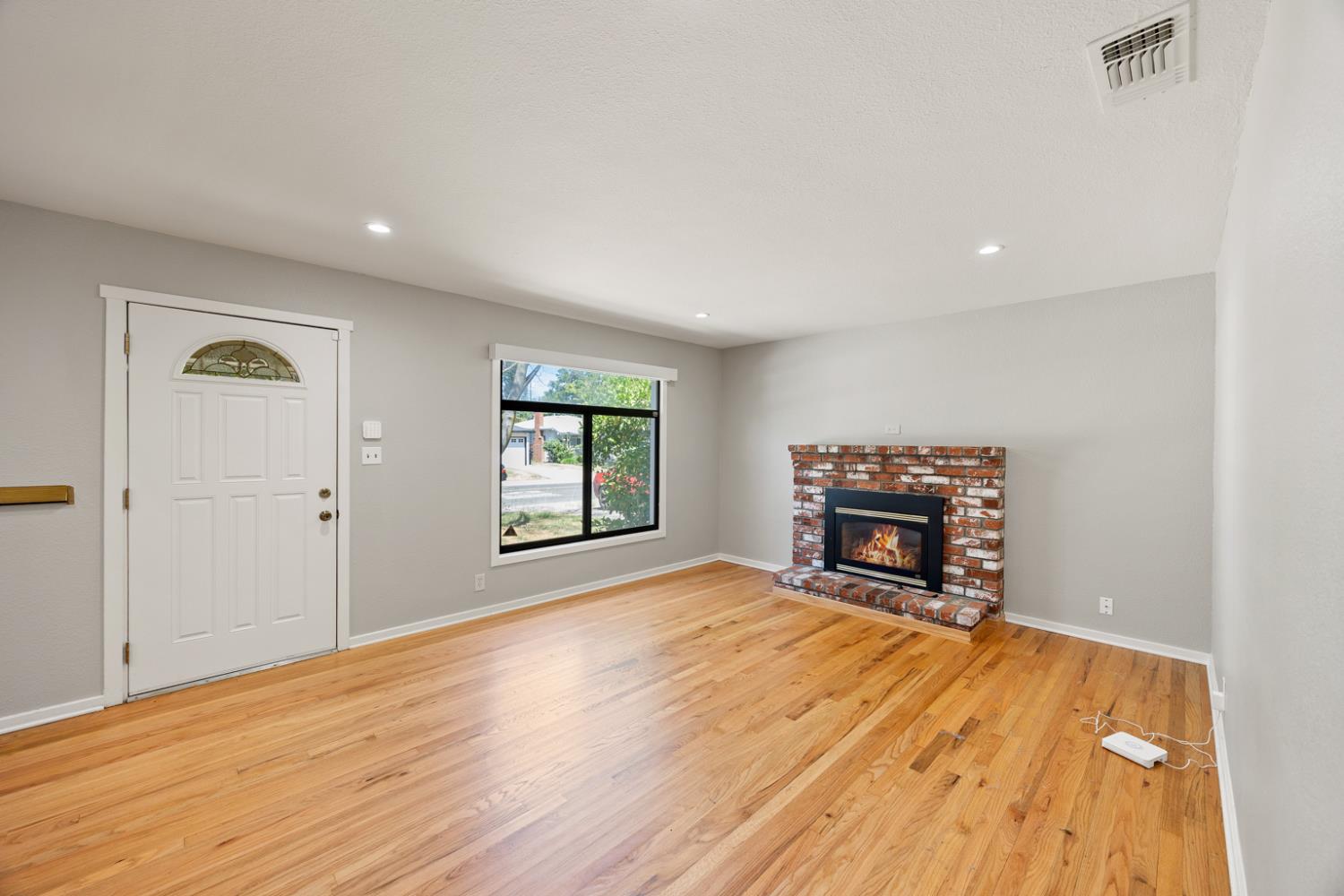 Detail Gallery Image 5 of 31 For 2743 Kroy Way, Sacramento,  CA 95817 - 3 Beds | 1 Baths