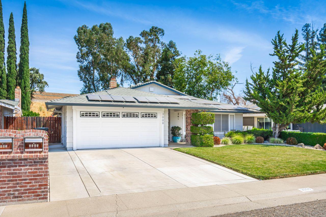 Detail Gallery Image 3 of 43 For 3009 Heirloom Way, Sacramento,  CA 95826 - 4 Beds | 2 Baths