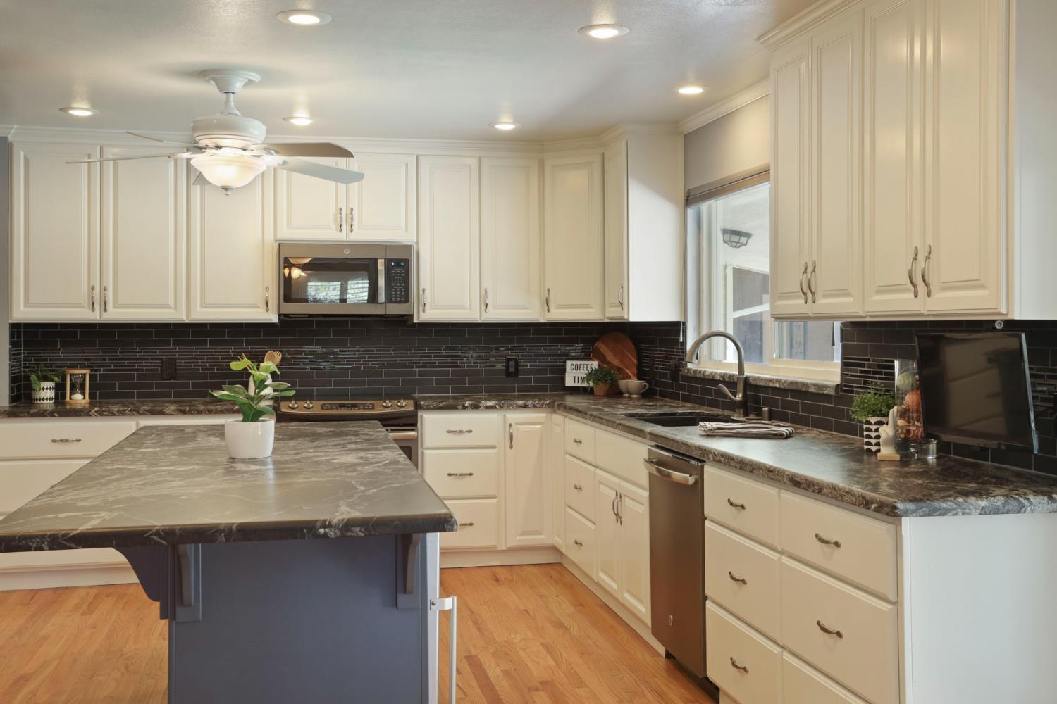 Detail Gallery Image 32 of 72 For 6796 E Woodward Ave, Manteca,  CA 95337 - 4 Beds | 2/1 Baths