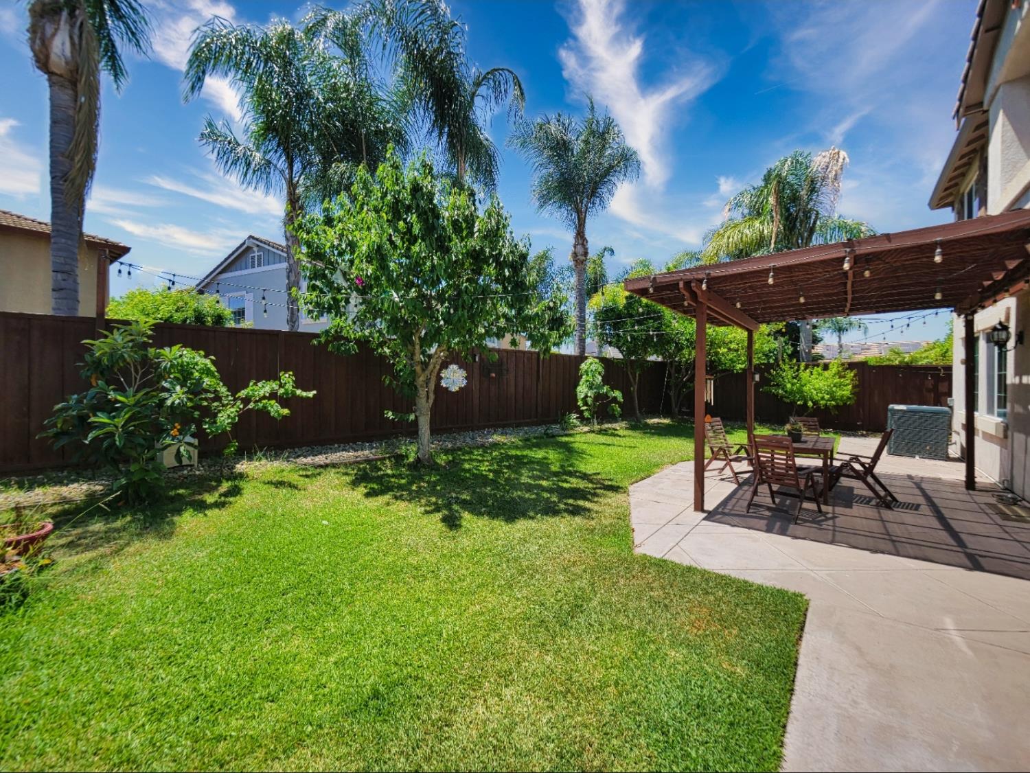 Detail Gallery Image 3 of 28 For 1242 Tulloch Dr, Tracy,  CA 95304 - 5 Beds | 3 Baths