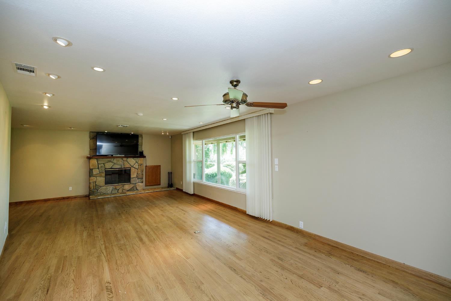 Detail Gallery Image 13 of 88 For 1800 Sperry Rd, Hughson,  CA 95326 - 3 Beds | 3/1 Baths