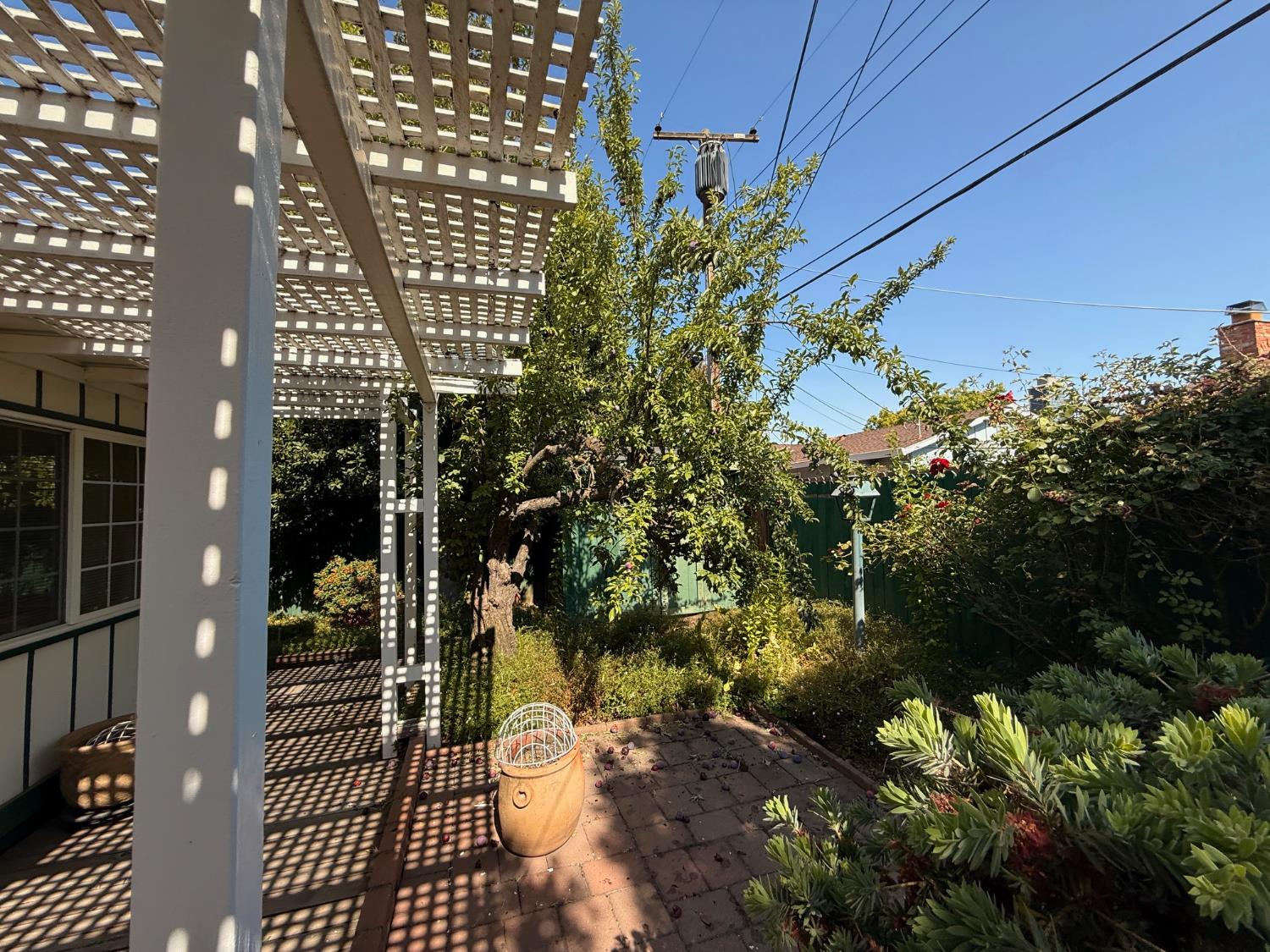 Detail Gallery Image 4 of 52 For 8216 Rensselaer Way, Sacramento,  CA 95826 - 3 Beds | 2 Baths