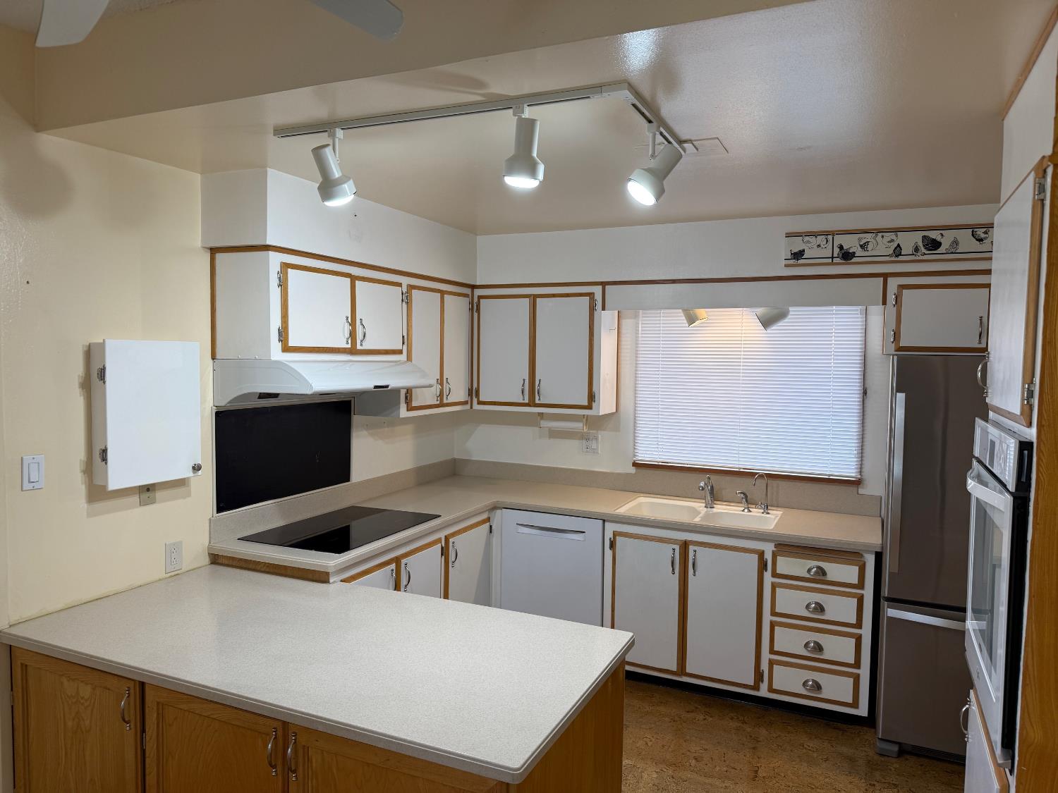 Detail Gallery Image 5 of 52 For 8216 Rensselaer Way, Sacramento,  CA 95826 - 3 Beds | 2 Baths