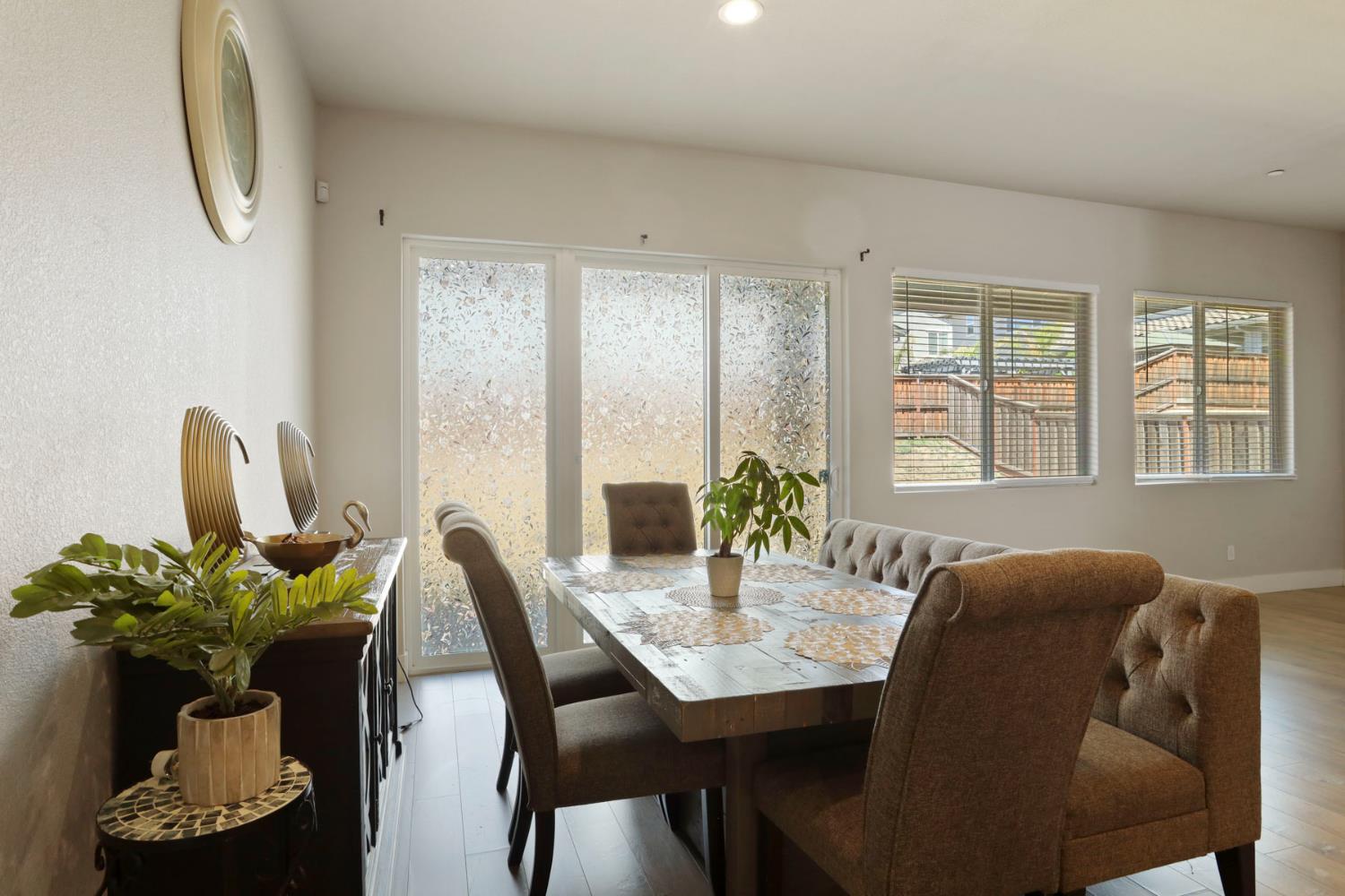 Detail Gallery Image 10 of 54 For 1847 Outrigger Ln, Lathrop,  CA 95330 - 5 Beds | 4/1 Baths