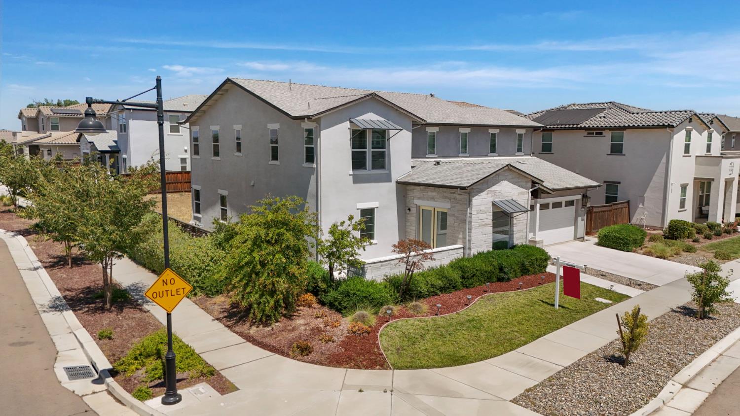 Detail Gallery Image 2 of 54 For 1847 Outrigger Ln, Lathrop,  CA 95330 - 5 Beds | 4/1 Baths