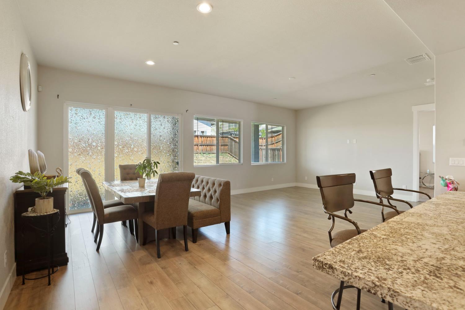 Detail Gallery Image 9 of 54 For 1847 Outrigger Ln, Lathrop,  CA 95330 - 5 Beds | 4/1 Baths