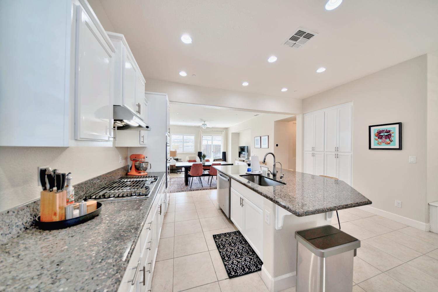 Detail Gallery Image 14 of 75 For 1980 Carogold Ln, Manteca,  CA 95337 - 4 Beds | 3/1 Baths