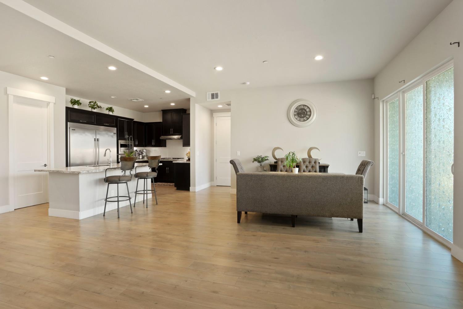 Detail Gallery Image 13 of 54 For 1847 Outrigger Ln, Lathrop,  CA 95330 - 5 Beds | 4/1 Baths