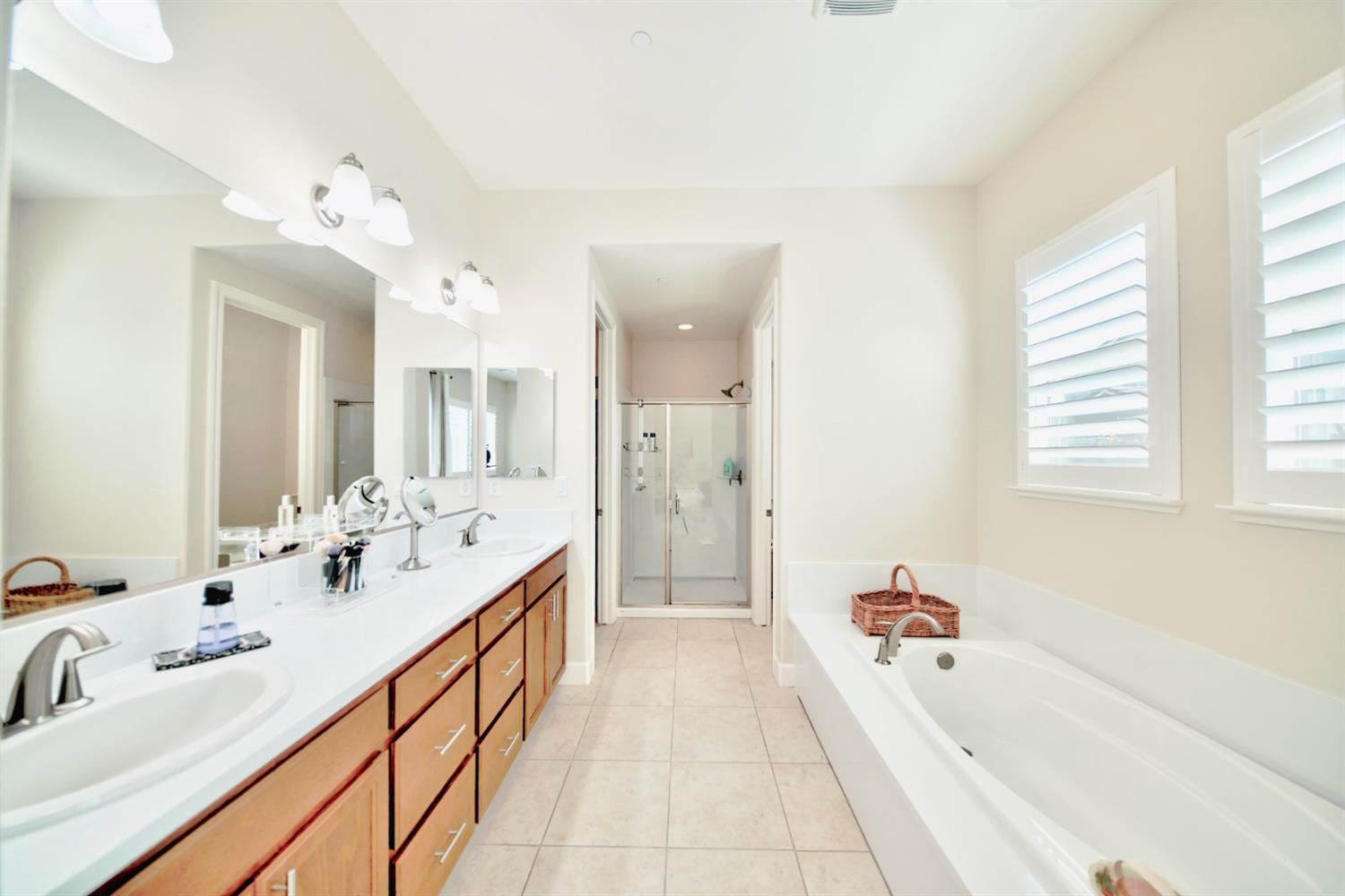 Detail Gallery Image 48 of 75 For 1980 Carogold Ln, Manteca,  CA 95337 - 4 Beds | 3/1 Baths