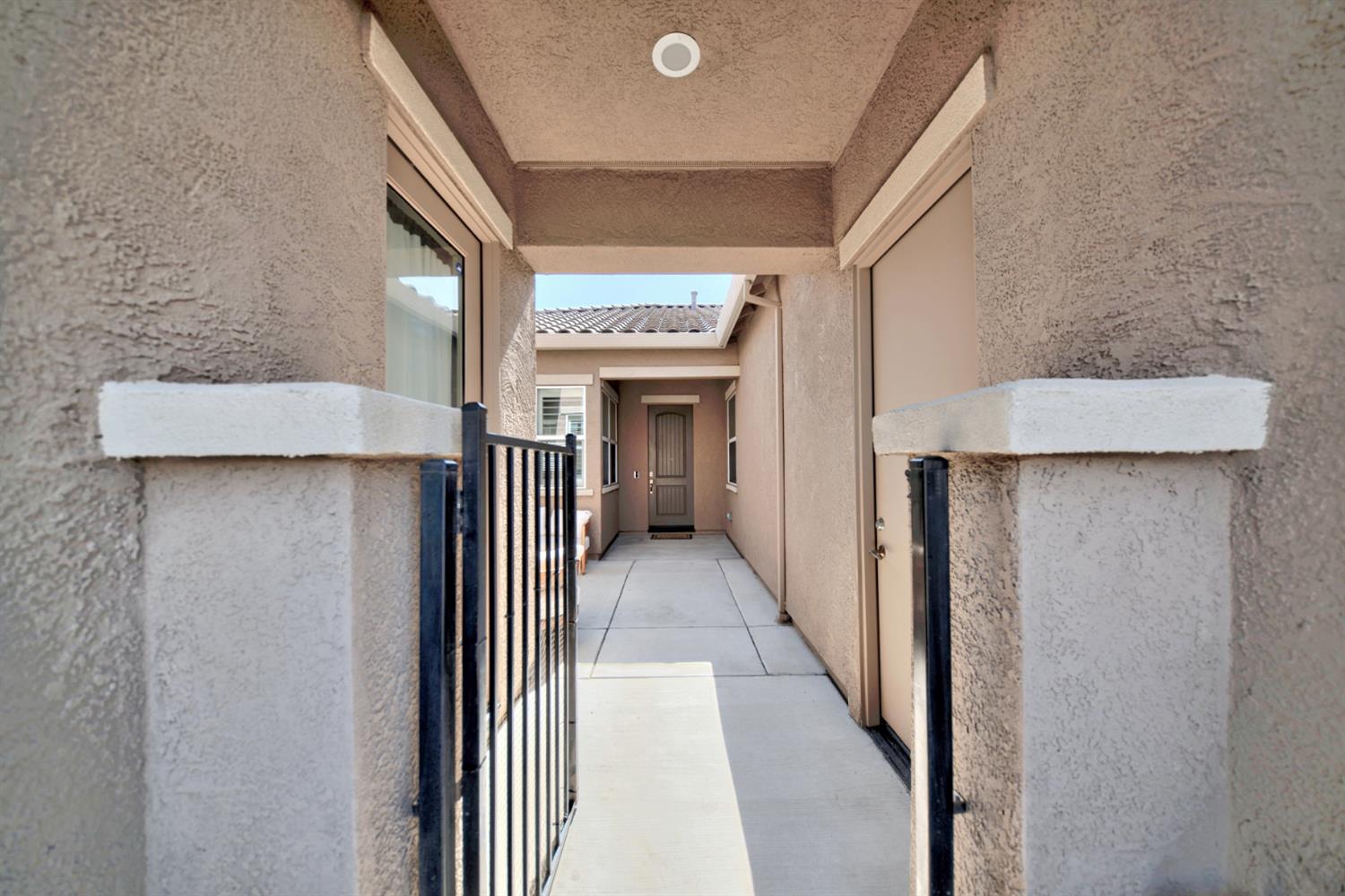 Detail Gallery Image 10 of 75 For 1980 Carogold Ln, Manteca,  CA 95337 - 4 Beds | 3/1 Baths