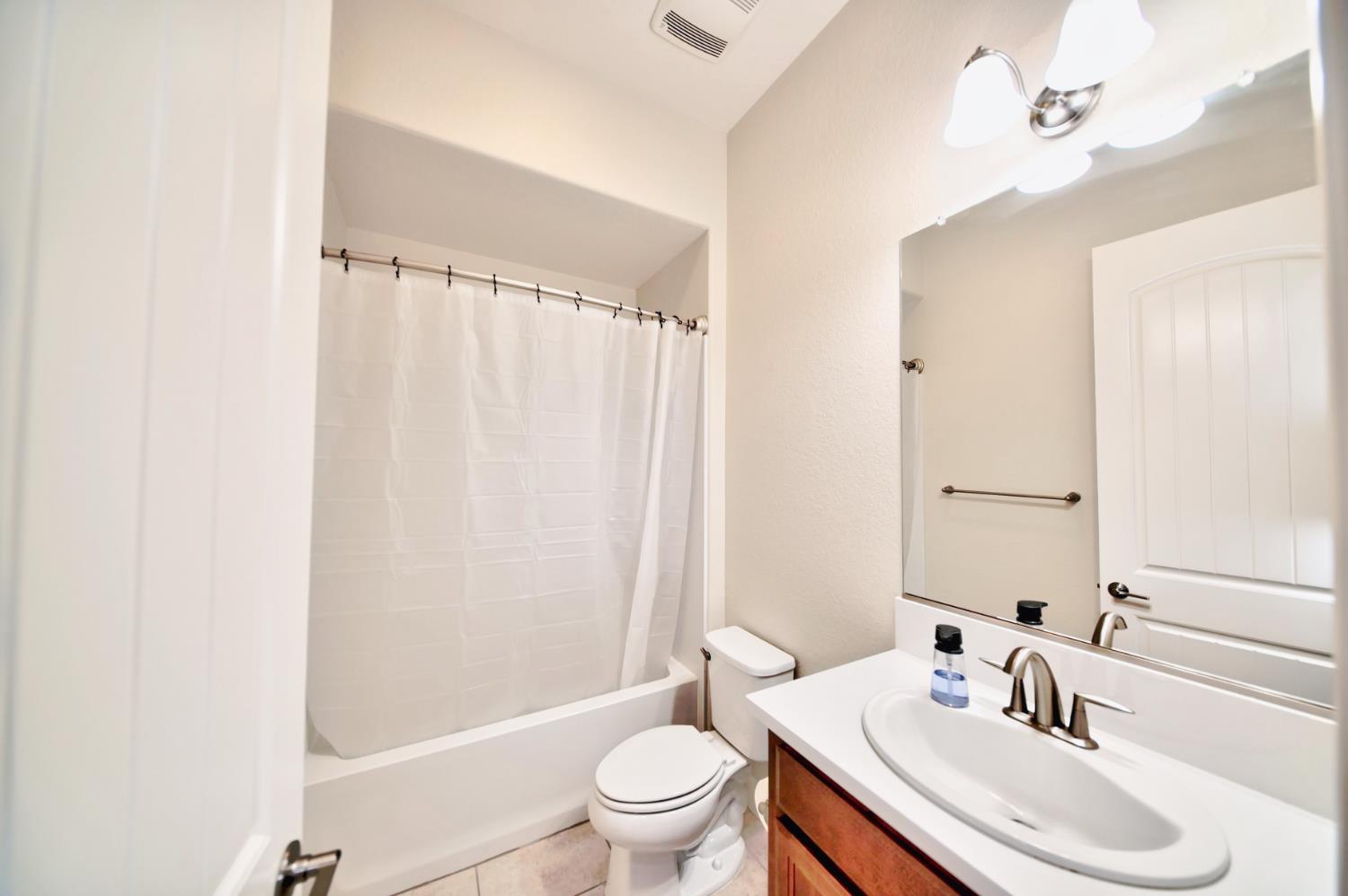 Detail Gallery Image 34 of 75 For 1980 Carogold Ln, Manteca,  CA 95337 - 4 Beds | 3/1 Baths
