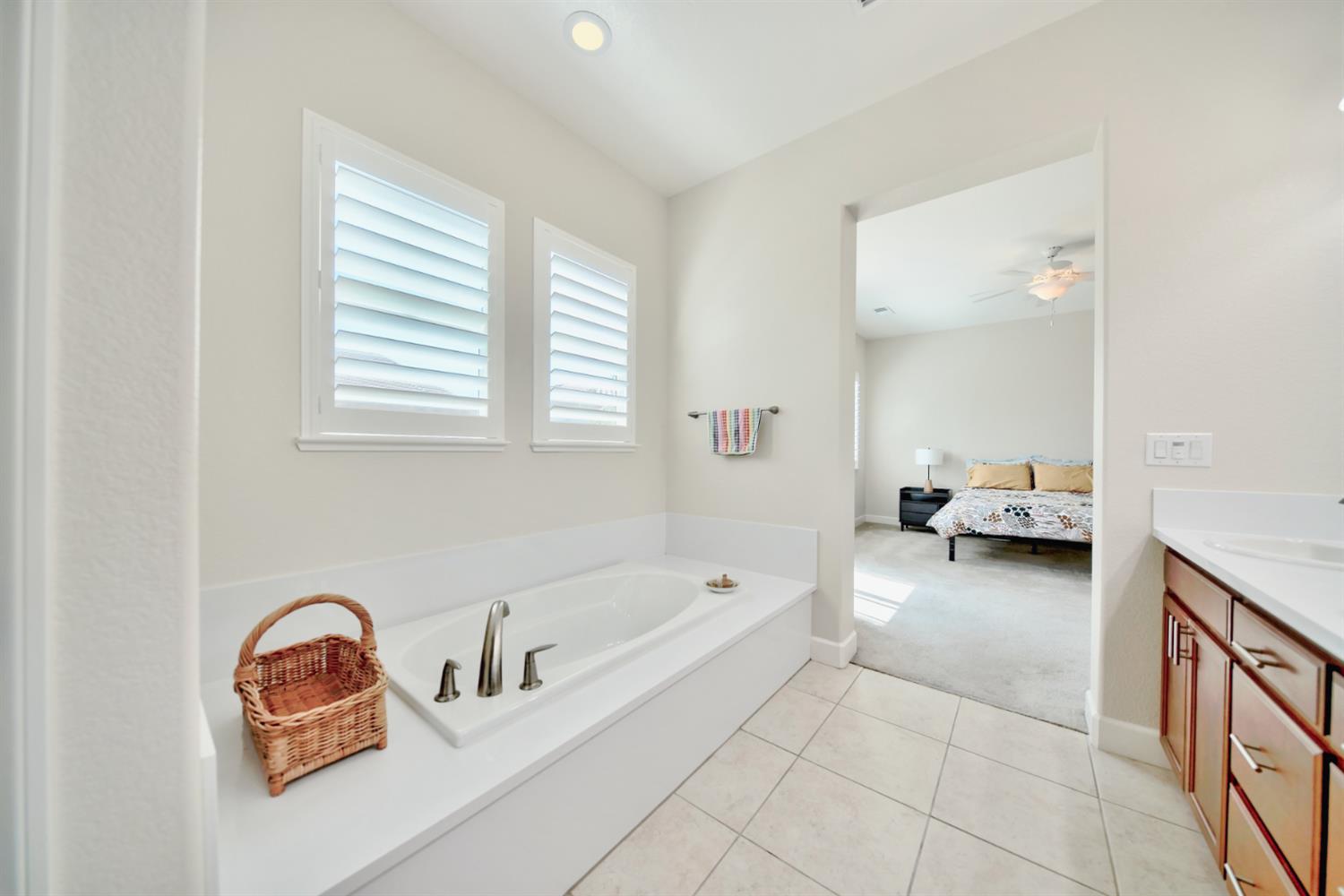 Detail Gallery Image 51 of 75 For 1980 Carogold Ln, Manteca,  CA 95337 - 4 Beds | 3/1 Baths