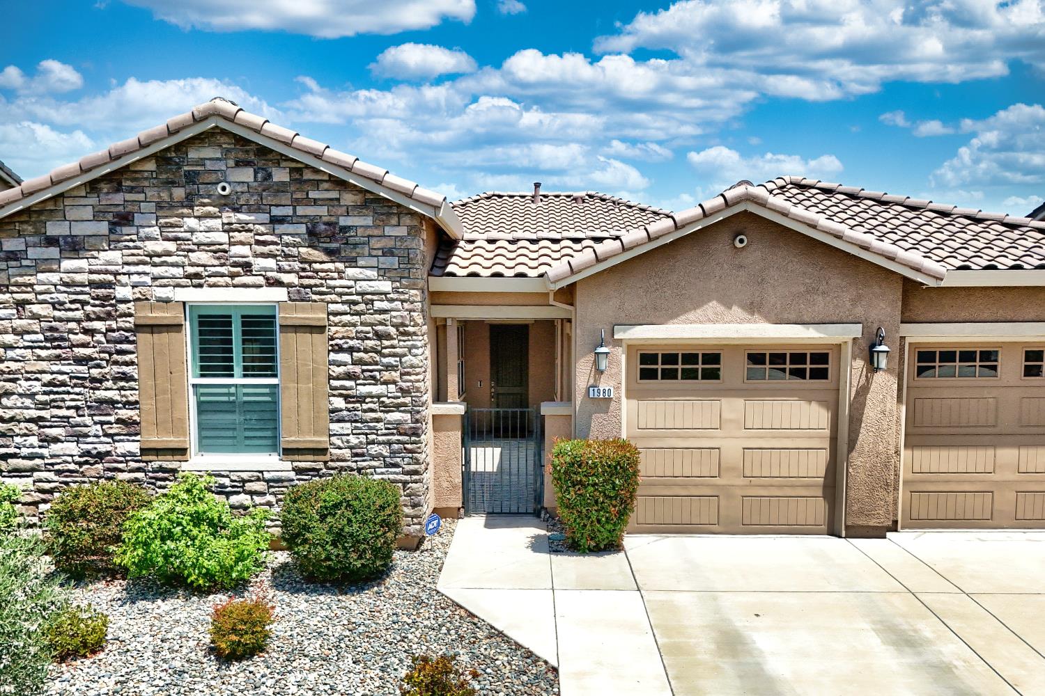 Detail Gallery Image 5 of 75 For 1980 Carogold Ln, Manteca,  CA 95337 - 4 Beds | 3/1 Baths