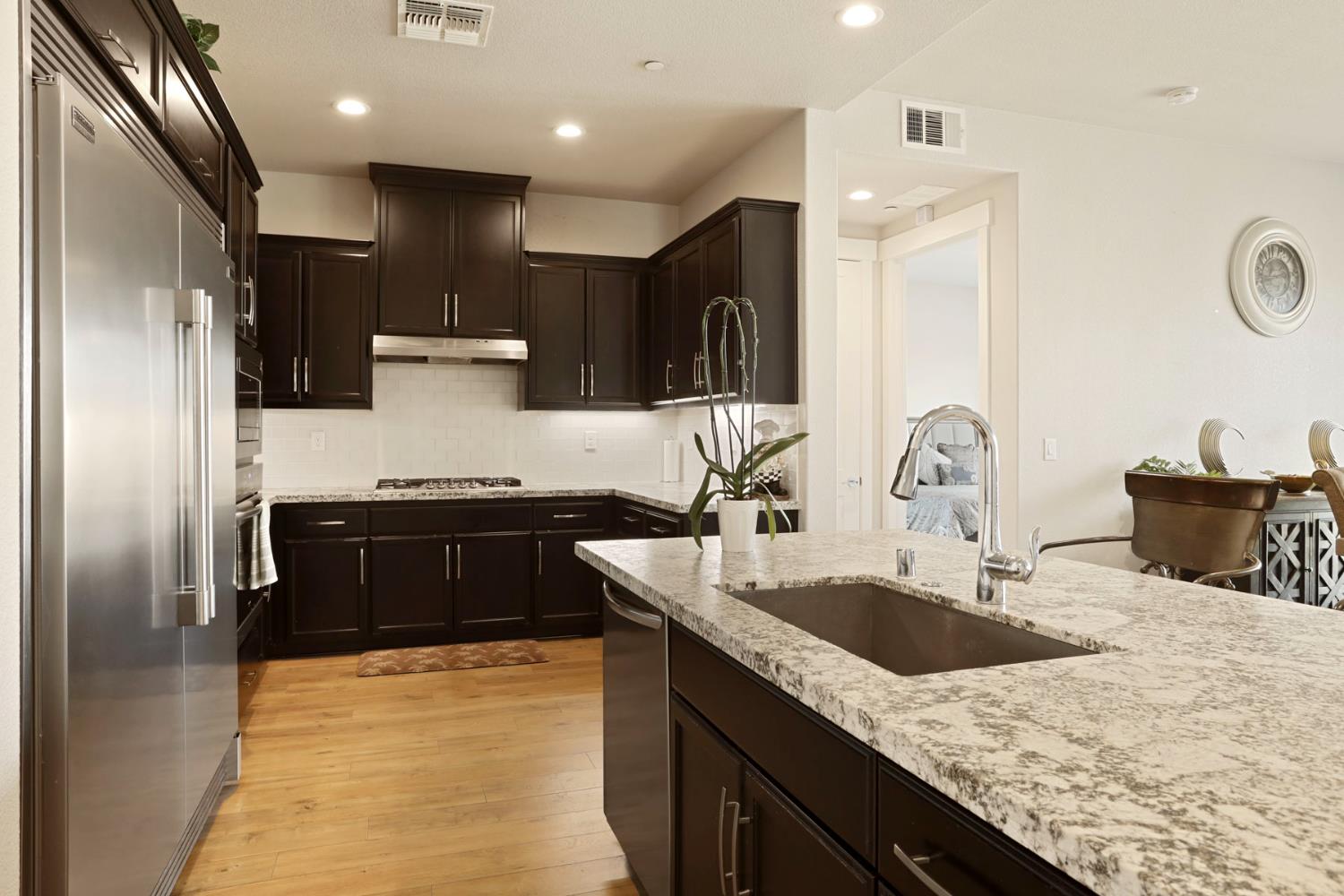 Detail Gallery Image 5 of 54 For 1847 Outrigger Ln, Lathrop,  CA 95330 - 5 Beds | 4/1 Baths