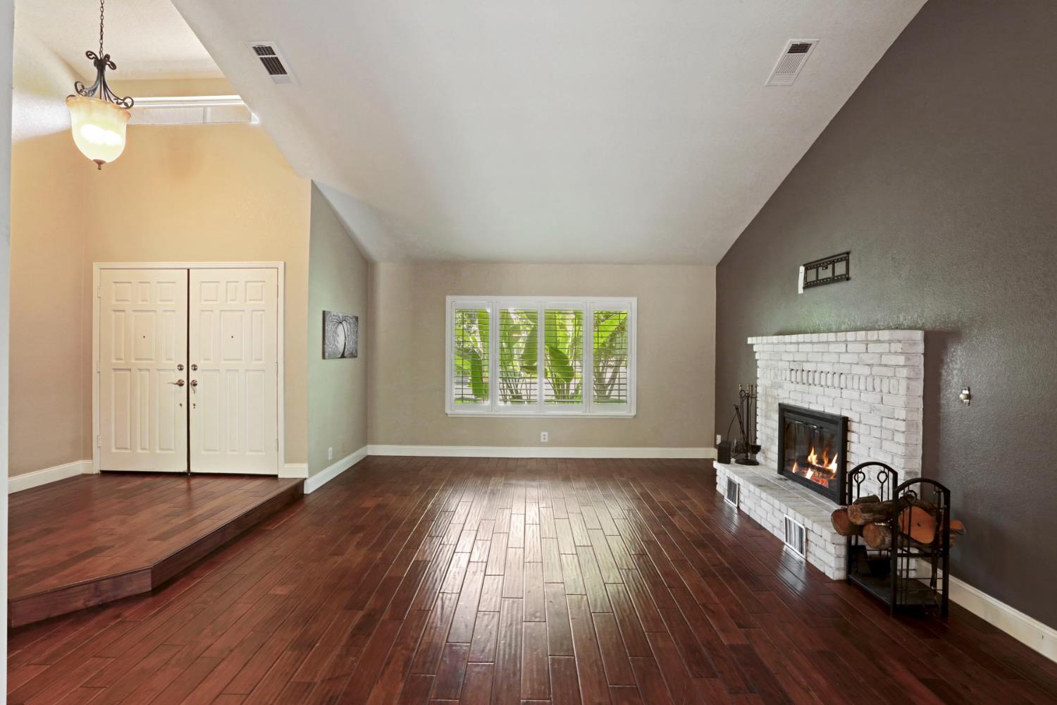 Detail Gallery Image 8 of 97 For 1717 Edgebrook Dr, Modesto,  CA 95354 - 4 Beds | 3/1 Baths