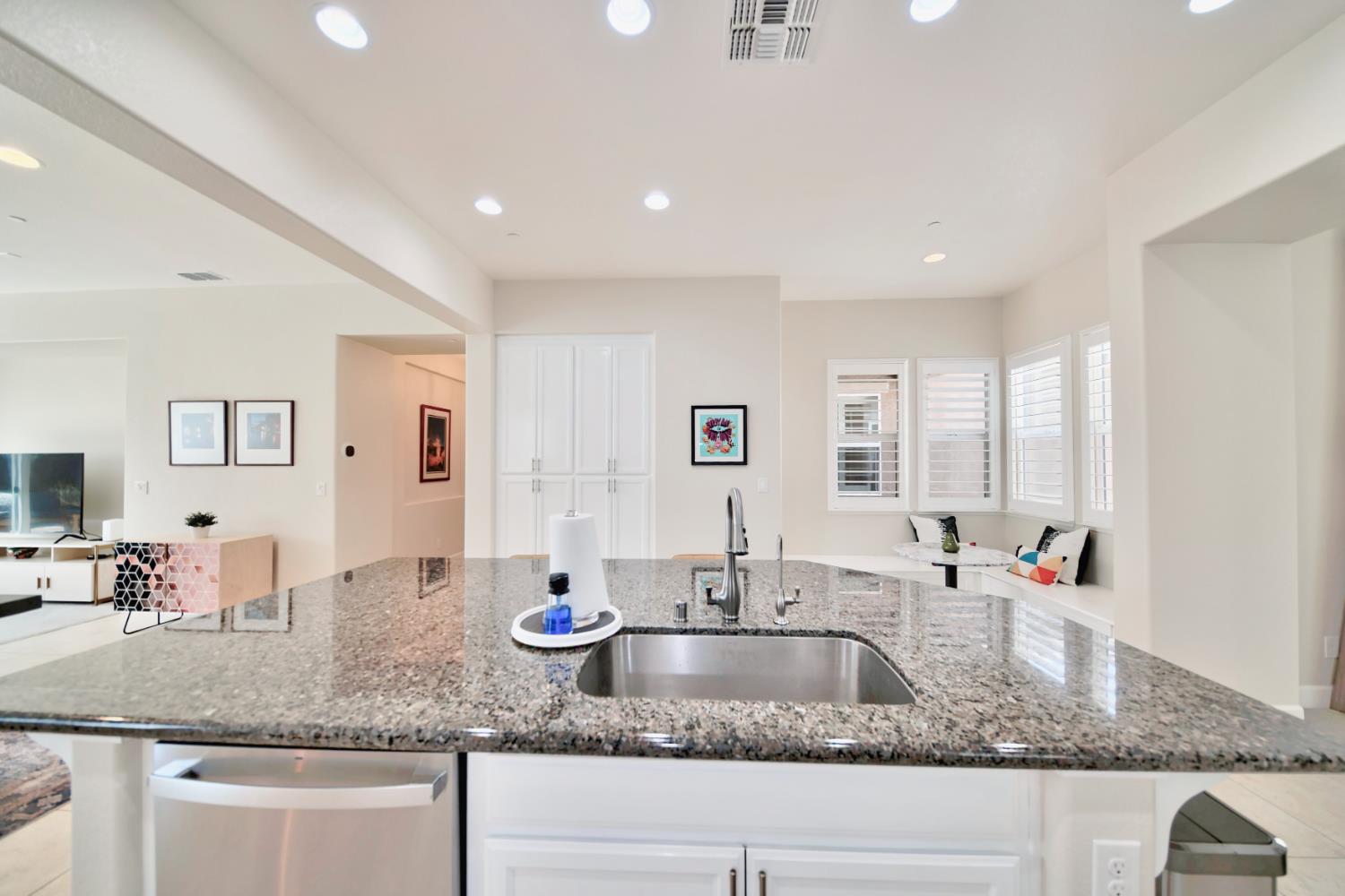 Detail Gallery Image 13 of 75 For 1980 Carogold Ln, Manteca,  CA 95337 - 4 Beds | 3/1 Baths