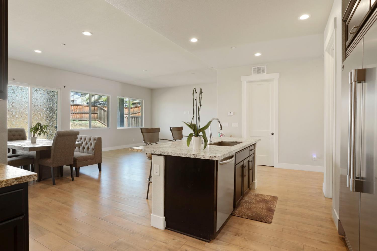 Detail Gallery Image 7 of 54 For 1847 Outrigger Ln, Lathrop,  CA 95330 - 5 Beds | 4/1 Baths