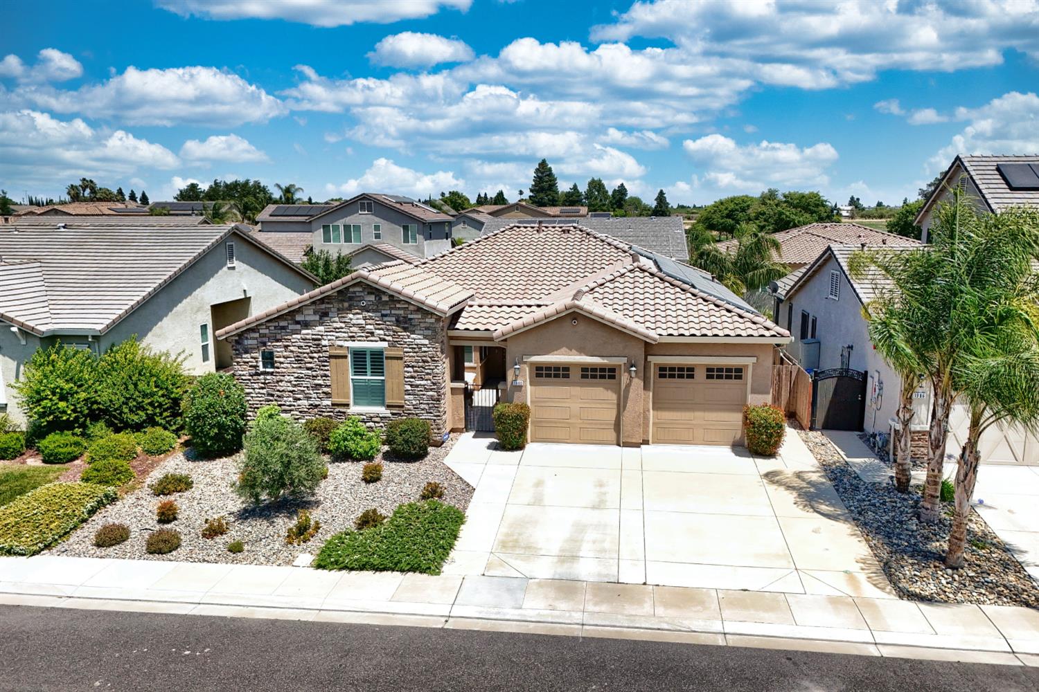Detail Gallery Image 1 of 75 For 1980 Carogold Ln, Manteca,  CA 95337 - 4 Beds | 3/1 Baths