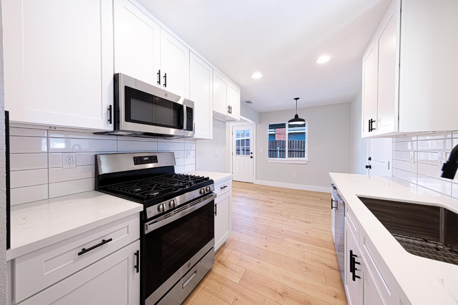 Detail Gallery Image 4 of 23 For 8931 Alderson Ave, Sacramento,  CA 95826 - 3 Beds | 1/1 Baths