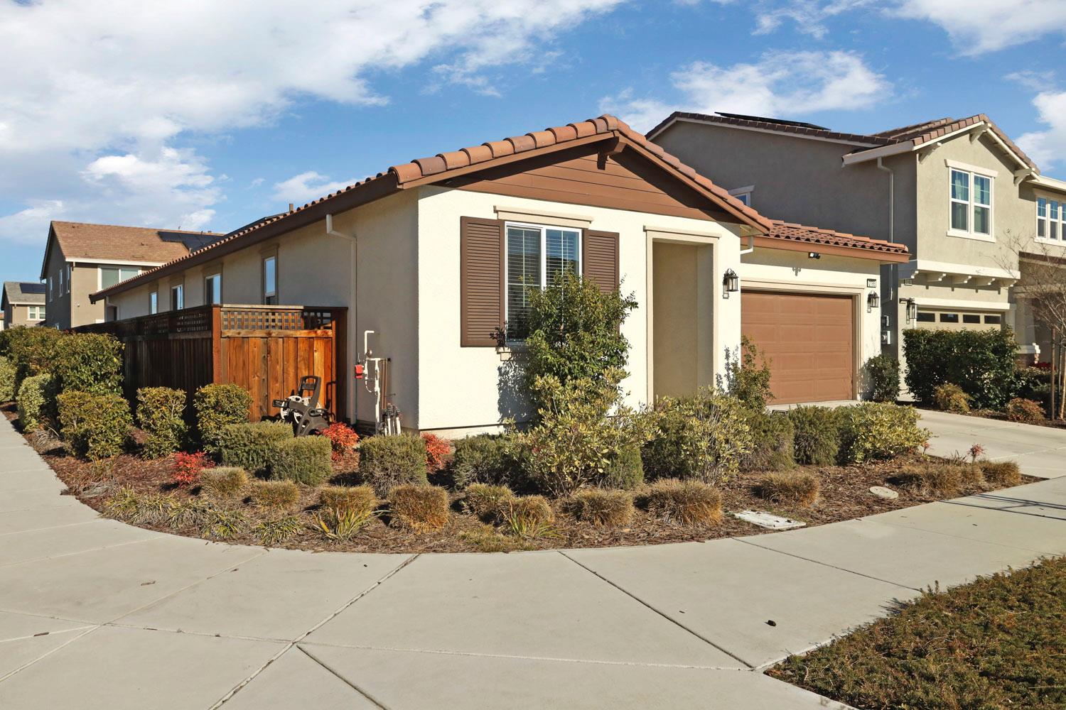 Detail Gallery Image 3 of 37 For 2195 Marina Dr, Lathrop,  CA 95330 - 4 Beds | 2 Baths