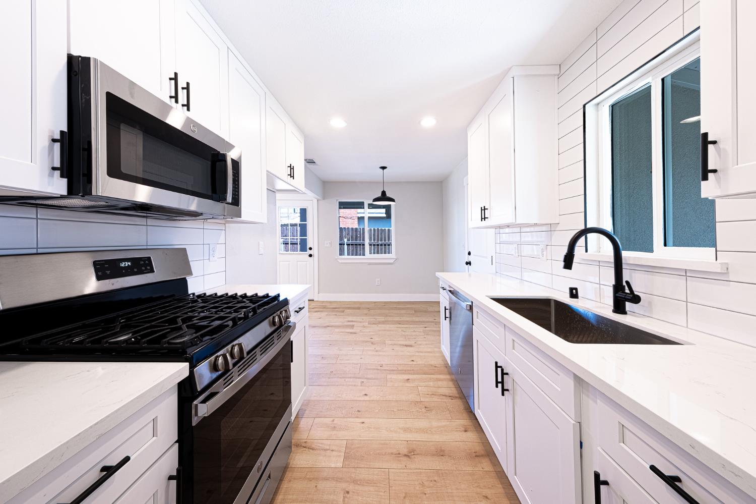 Detail Gallery Image 3 of 23 For 8931 Alderson Ave, Sacramento,  CA 95826 - 3 Beds | 1/1 Baths