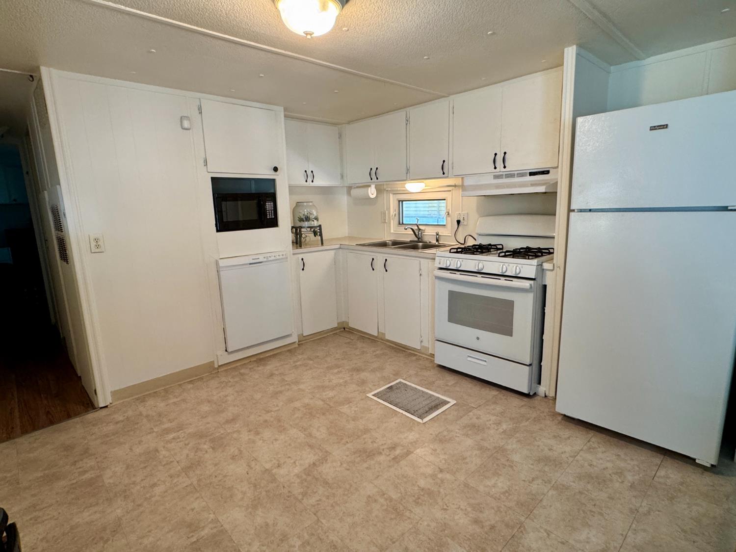 Detail Gallery Image 10 of 21 For 1830 E Yosemite Ave #84, Manteca,  CA 95336 - 2 Beds | 1/1 Baths