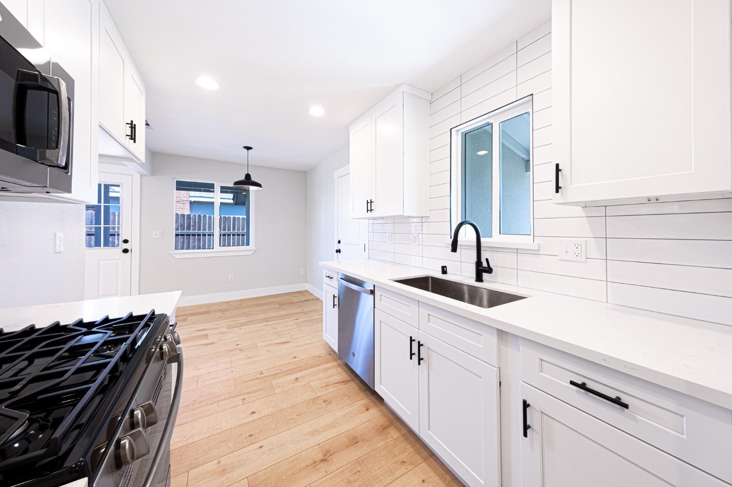 Detail Gallery Image 5 of 23 For 8931 Alderson Ave, Sacramento,  CA 95826 - 3 Beds | 1/1 Baths
