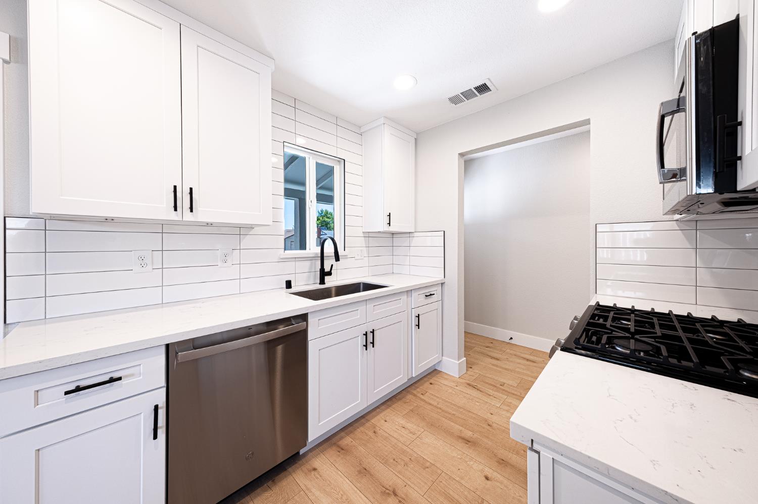 Detail Gallery Image 7 of 23 For 8931 Alderson Ave, Sacramento,  CA 95826 - 3 Beds | 1/1 Baths
