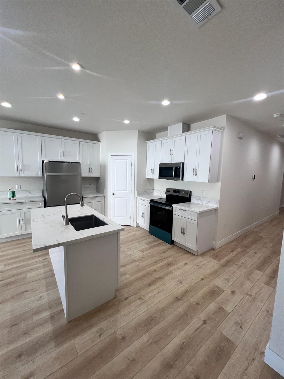 Detail Gallery Image 6 of 22 For 2400 Knoll St, Sacramento,  CA 95815 - – Beds | – Baths