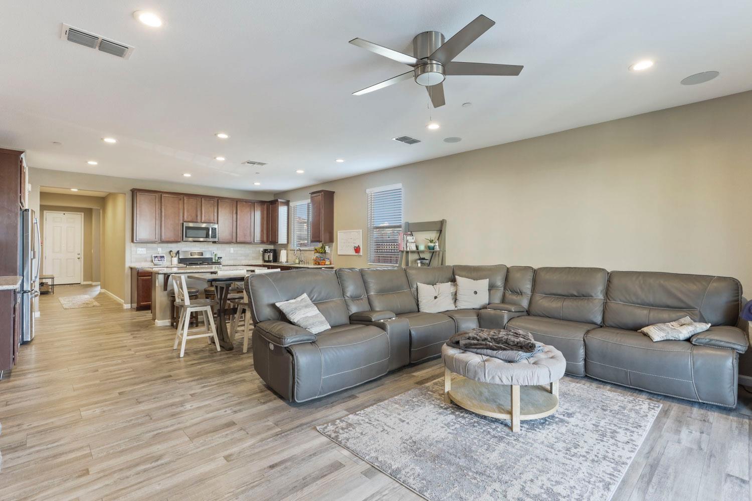 Detail Gallery Image 14 of 37 For 2195 Marina Dr, Lathrop,  CA 95330 - 4 Beds | 2 Baths