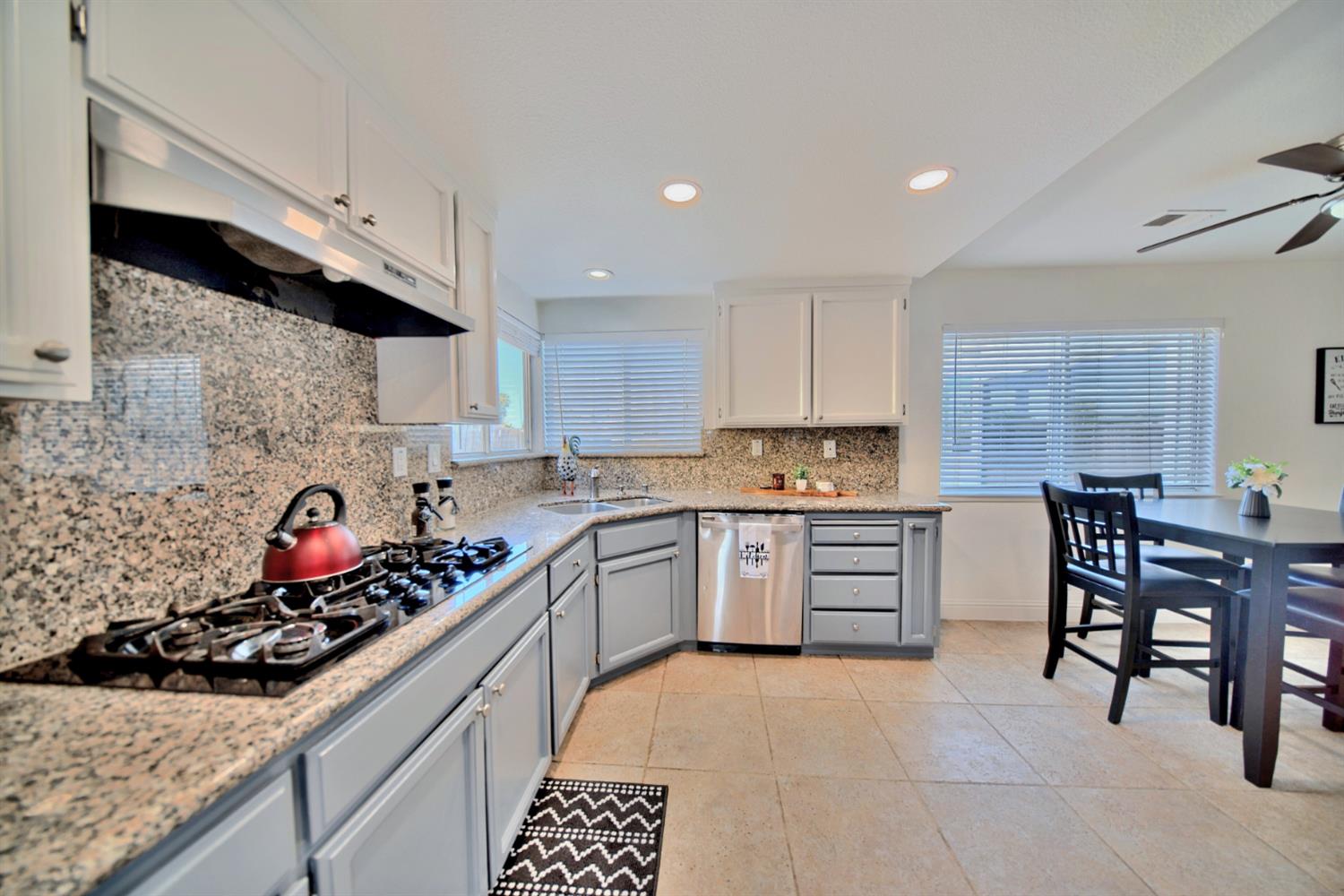 Detail Gallery Image 18 of 79 For 1841 Summertime Dr, Tracy,  CA 95376 - 5 Beds | 3 Baths