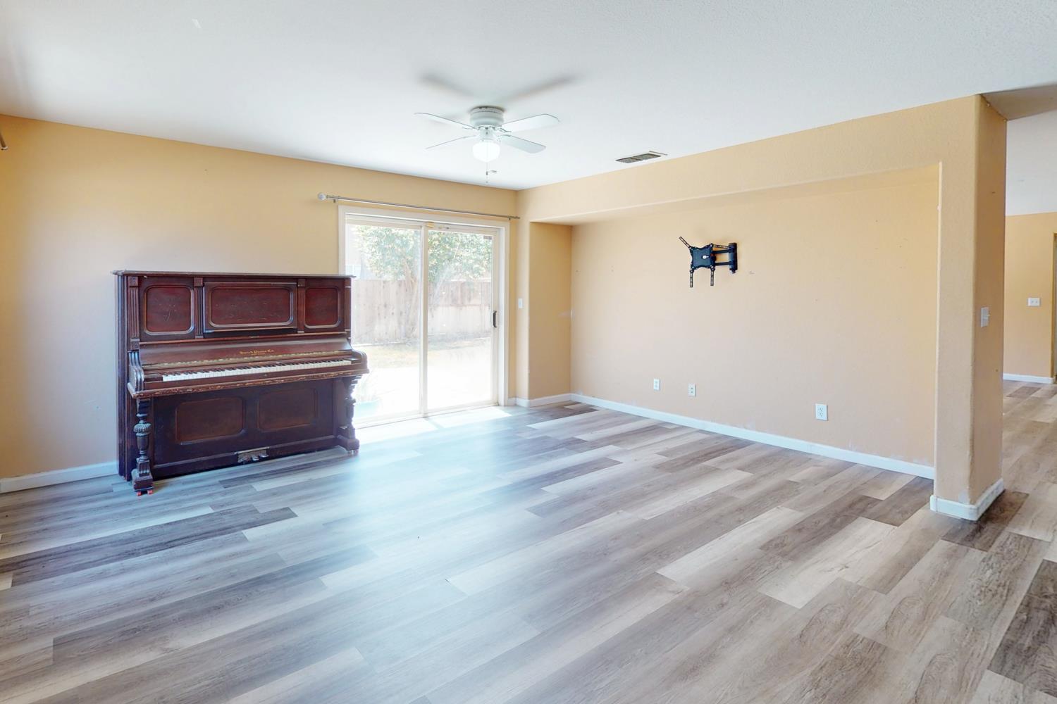 Detail Gallery Image 9 of 52 For 3266 Baker Way, Live Oak,  CA 95953 - 6 Beds | 3 Baths