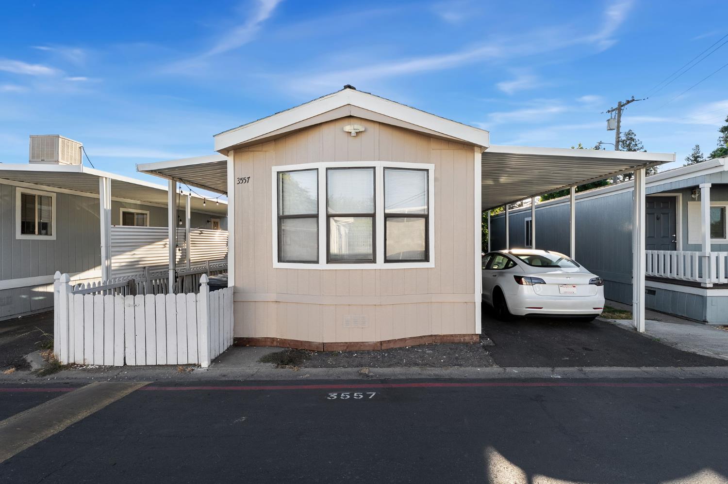 Detail Gallery Image 1 of 16 For 3557 Mobile Way, Sacramento,  CA 95834 - 2 Beds | 1 Baths